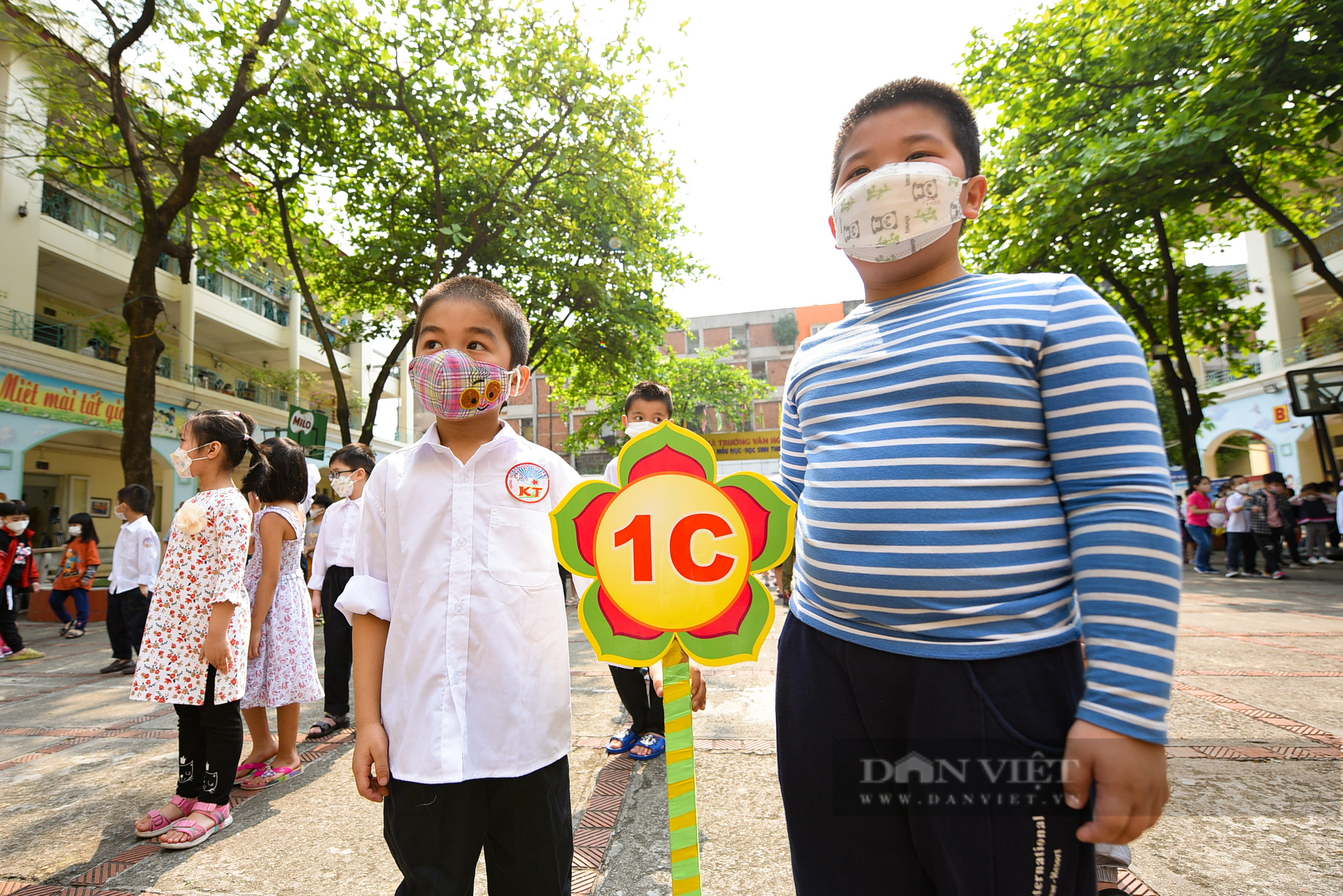 Học sinh lớp 1 vui mừng, phấn khởi trong ngày đầu tiên tới trường - Ảnh 8.