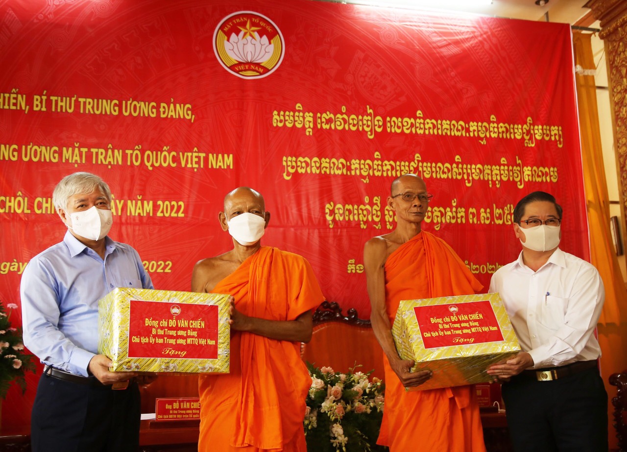 Chủ tịch Ủy ban Trung ương MTTQ Việt Nam chúc Tết Chôl Chnăm Thmây và thắp hương Đền thờ Vua Hùng tại Cần Thơ - Ảnh 1.