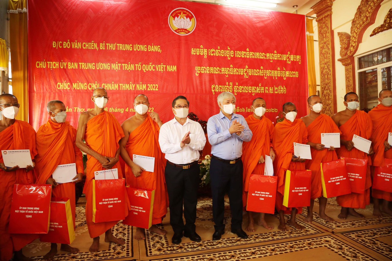 Chủ tịch Ủy ban Trung ương MTTQ Việt Nam chúc Tết Chôl Chnăm Thmây và thắp hương Đền thờ Vua Hùng tại Cần Thơ - Ảnh 2.