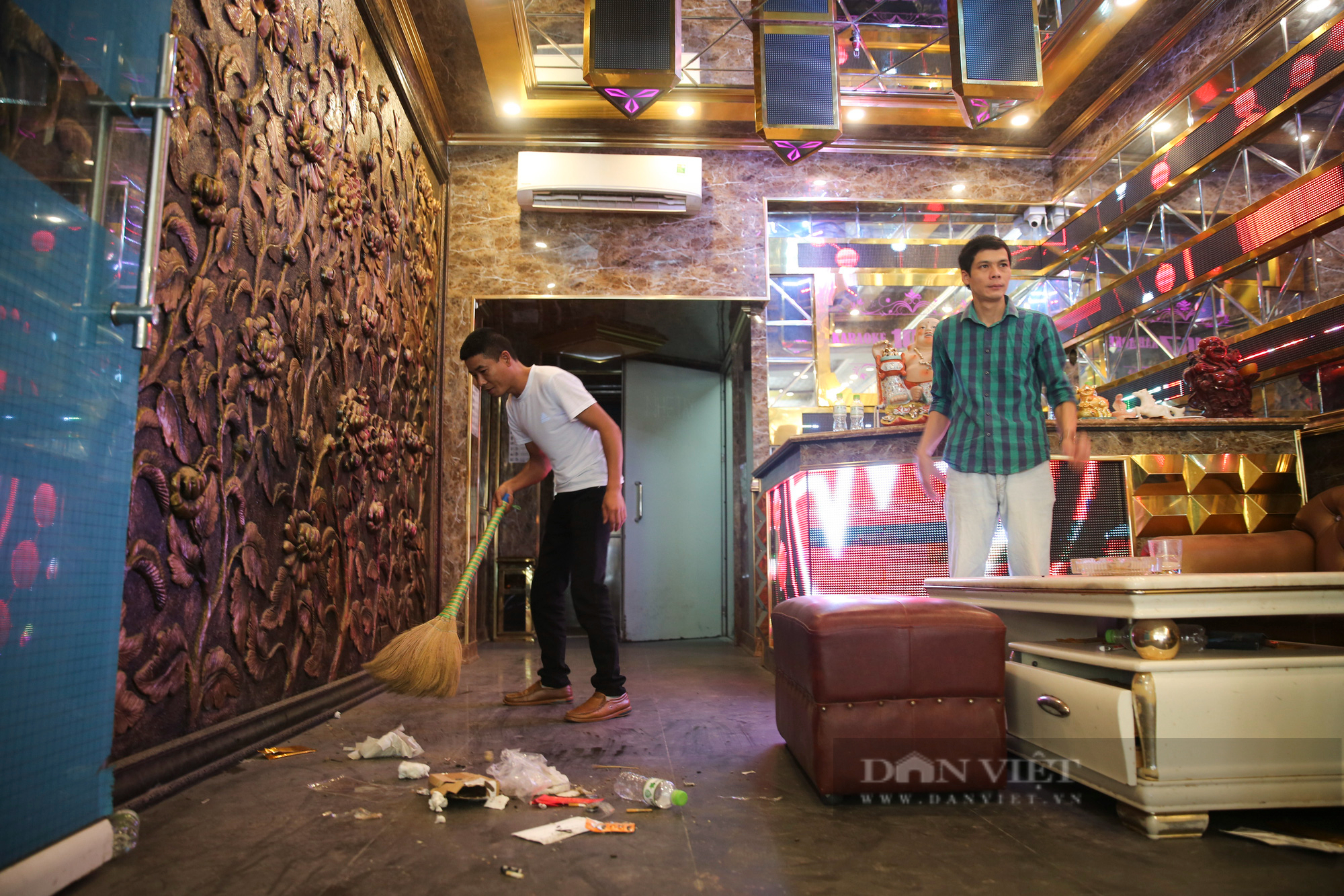 Karaoke tại Hà Nội hối hả sửa chữa, dọn dẹp, tuyển nhân viên... trước ngày mở cửa trở lại - Ảnh 4.