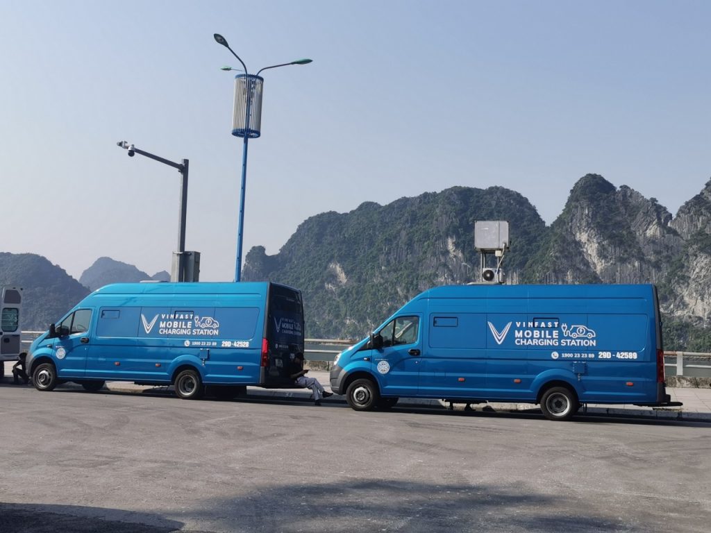 Bất ngờ cách mà VinFast sạc đoàn hơn 100 xe điện VF e34 khi đi caravan Quảng Ninh - Ảnh 2.