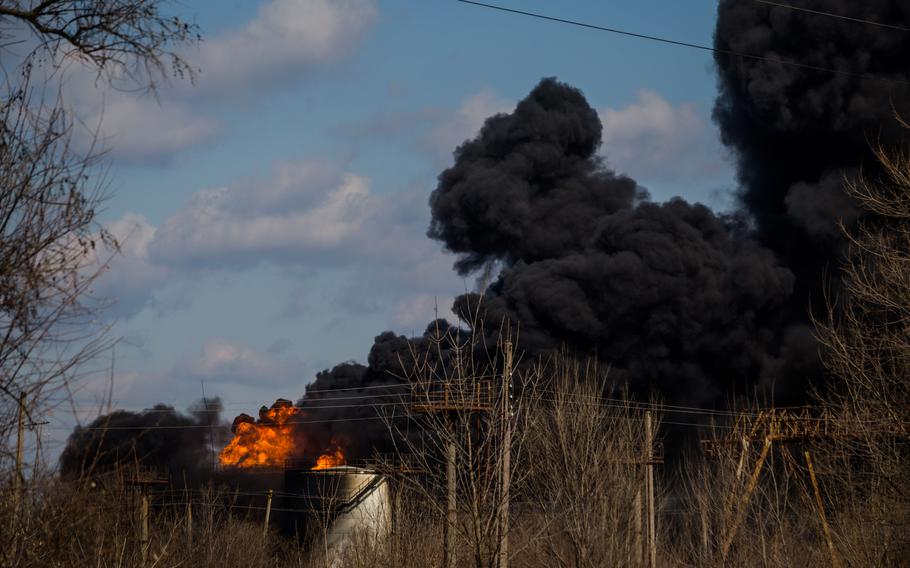 NÓNG Ukraine: 'Chảo lửa' Donbass nóng rẫy, Kiev cầu xin dân làm điều này ngay lập tức - Ảnh 1.