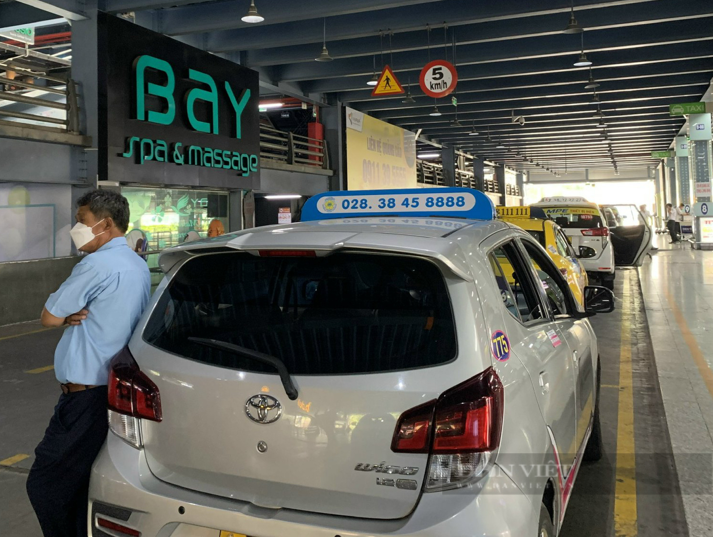 Cao điểm 30/4, Tân Sơn Nhất lo thiếu taxi phục vụ hành khách - Ảnh 1.
