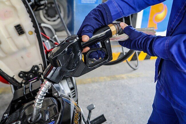 Giá xăng dầu hôm nay 25/4: Dầu giảm mạnh, sắp mất mốc 100 USD/thùng, xăng trong nước sẽ giảm? - Ảnh 2.