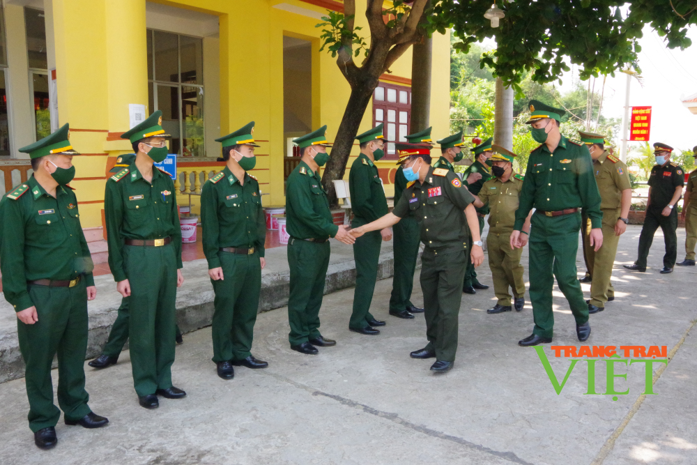 Bộ đội Biên phòng Sơn La chúc Tết cổ truyền nước bạn Lào - Ảnh 1.