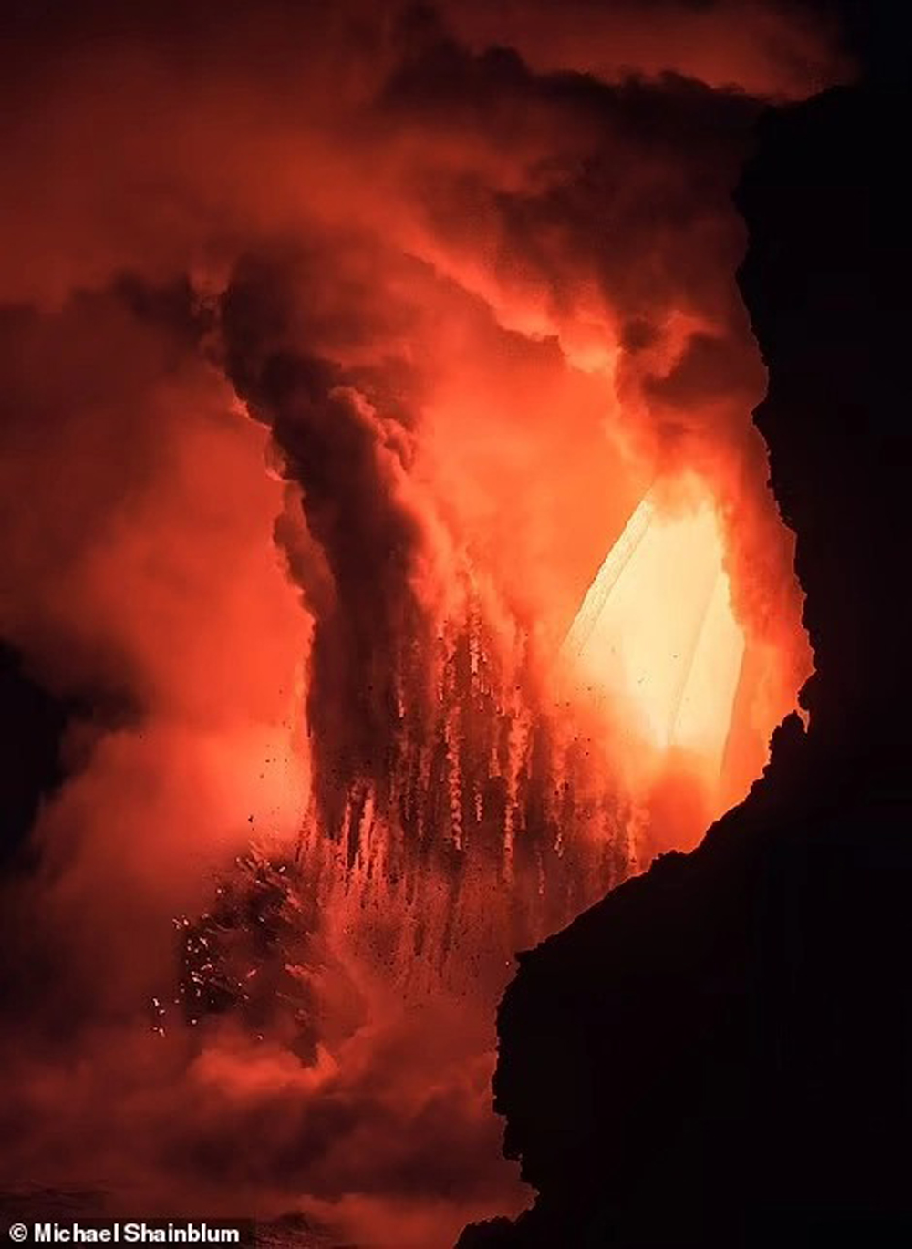 Hình ảnh núi lửa phun trào siêu đẹp ở Hawaii