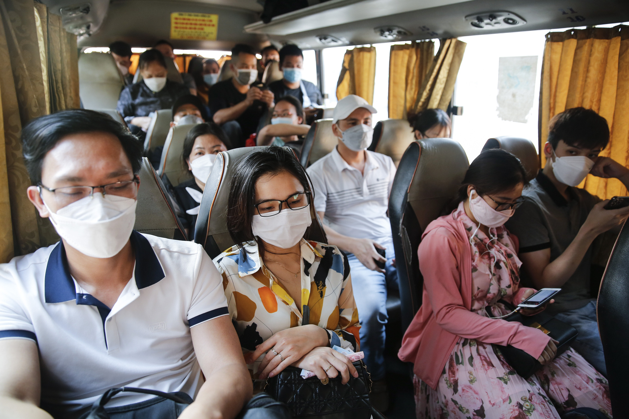 Hà Nội: Lo ngại &quot;cháy&quot; vé xe khách, người dân ùn ùn đổ về bến xe trước giờ tan sở - Ảnh 7.