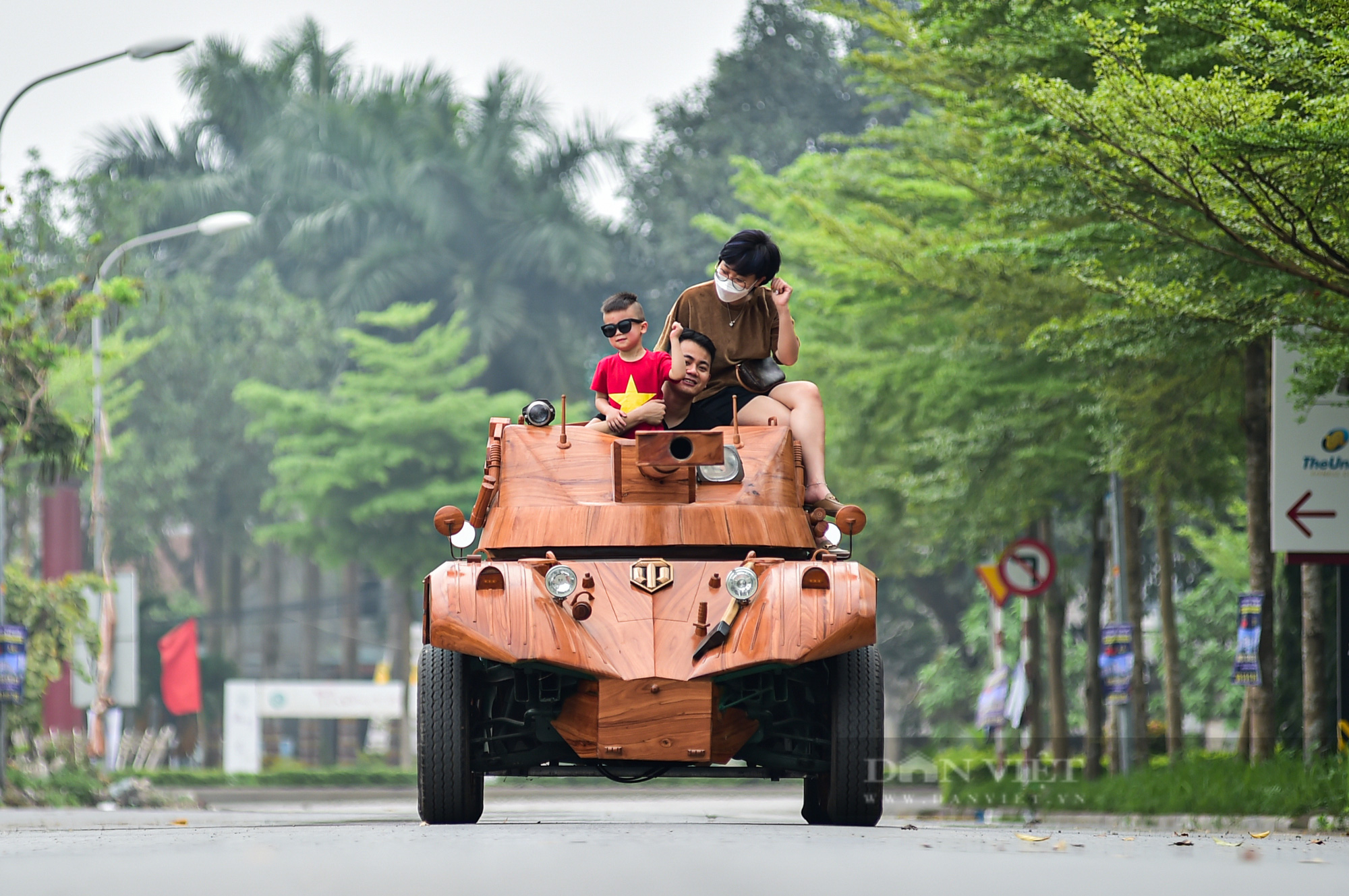 Ông bố ở Bắc Ninh chi 200 triệu đồng &quot;biến&quot; ô tô cũ thành xe tăng độc đáo - Ảnh 11.
