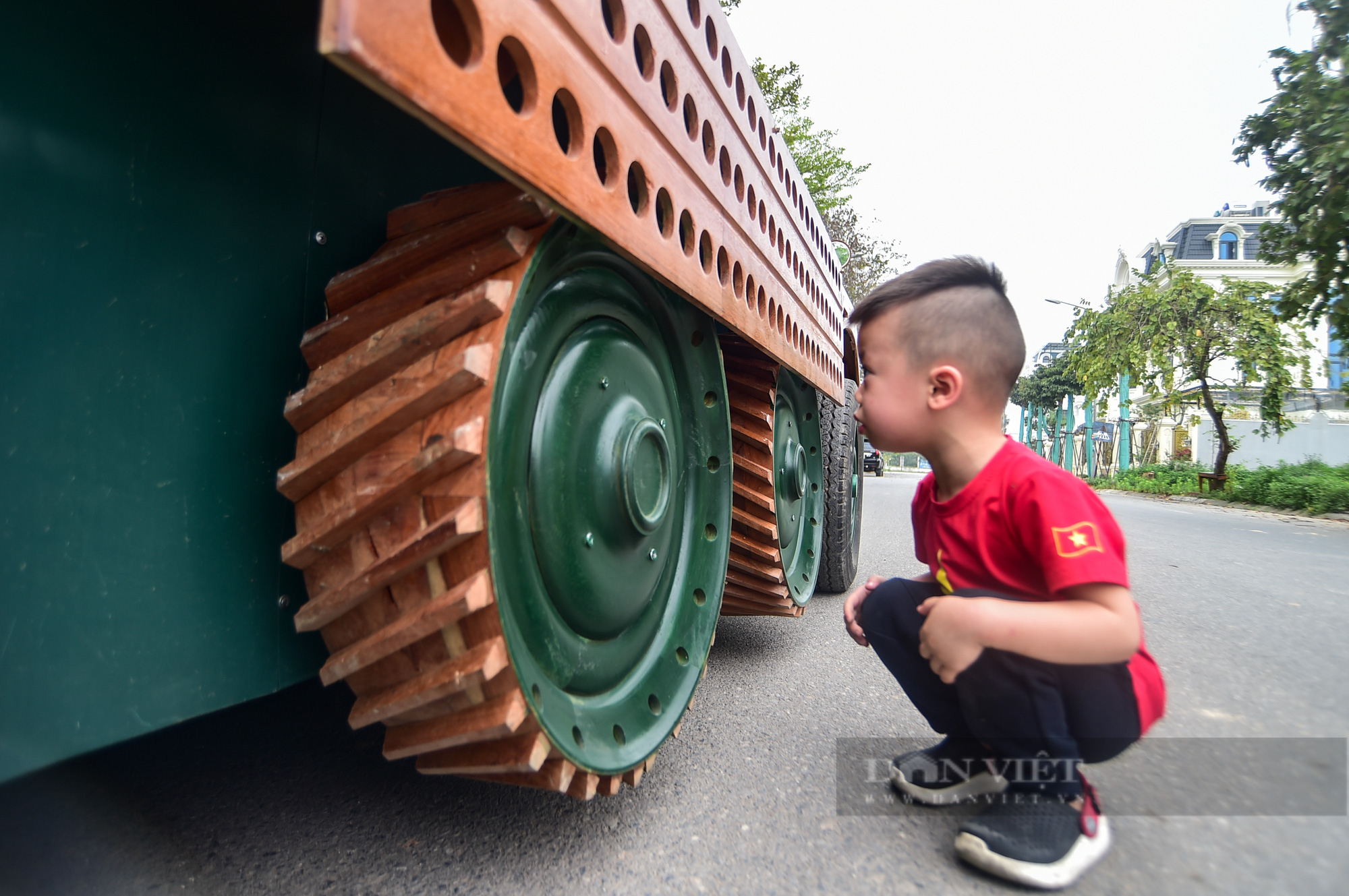 Ông bố ở Bắc Ninh chi 200 triệu đồng &quot;biến&quot; ô tô cũ thành xe tăng độc đáo - Ảnh 3.