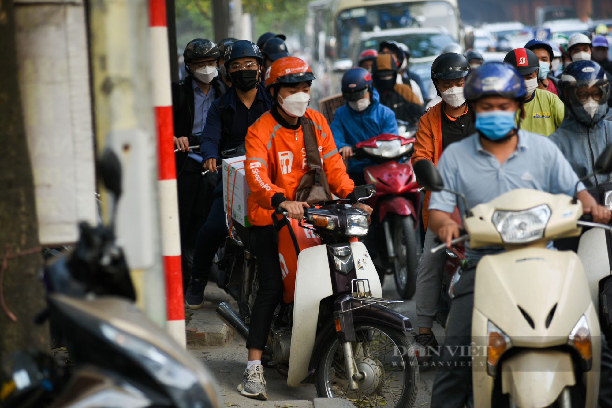 Đường phố Hà Nội đông 'nghẹt thở' trước ngày nghỉ lễ Giỗ tổ Hùng Vương - Ảnh 8.