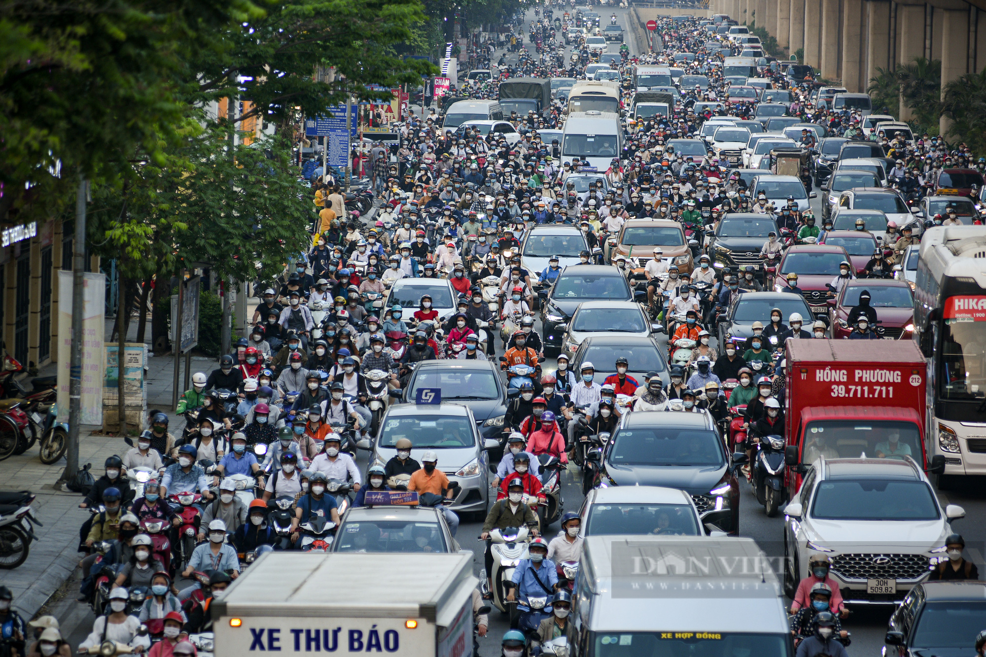 Đường phố Hà Nội đông 'nghẹt thở' trước ngày nghỉ lễ Giỗ tổ Hùng Vương - Ảnh 4.