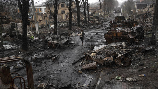 Cựu thanh tra vũ khí LHQ nổi tiếng chỉ trích Ukraine về vụ sát hại dân thường ở Bucha - Ảnh 3.