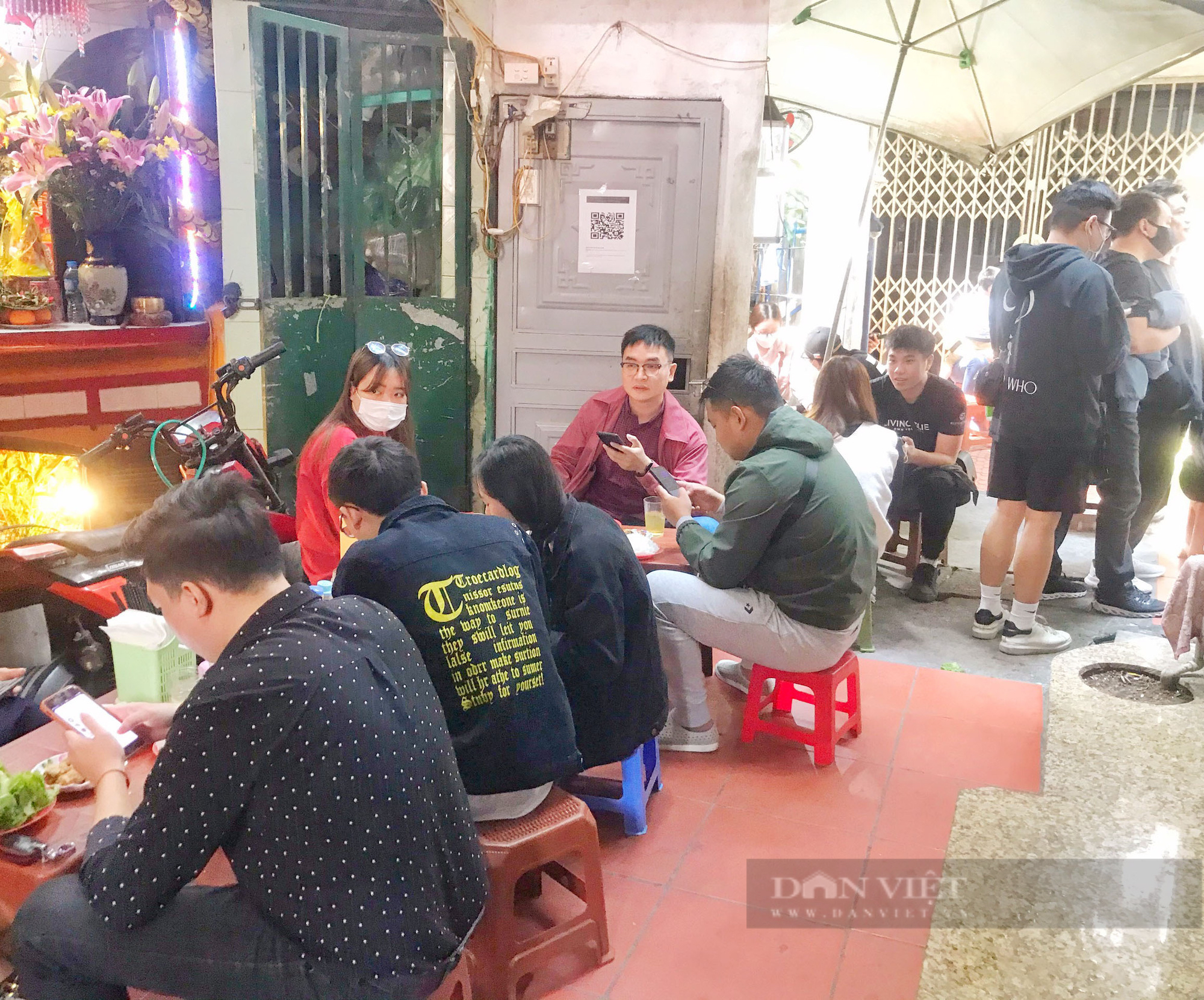 Chuyện lạ ở Hà Nội: Quán nhỏ nằm trong ngõ sâu mà khách đến nườm nượp, thu cả chục triệu mỗi ngày - Ảnh 3.