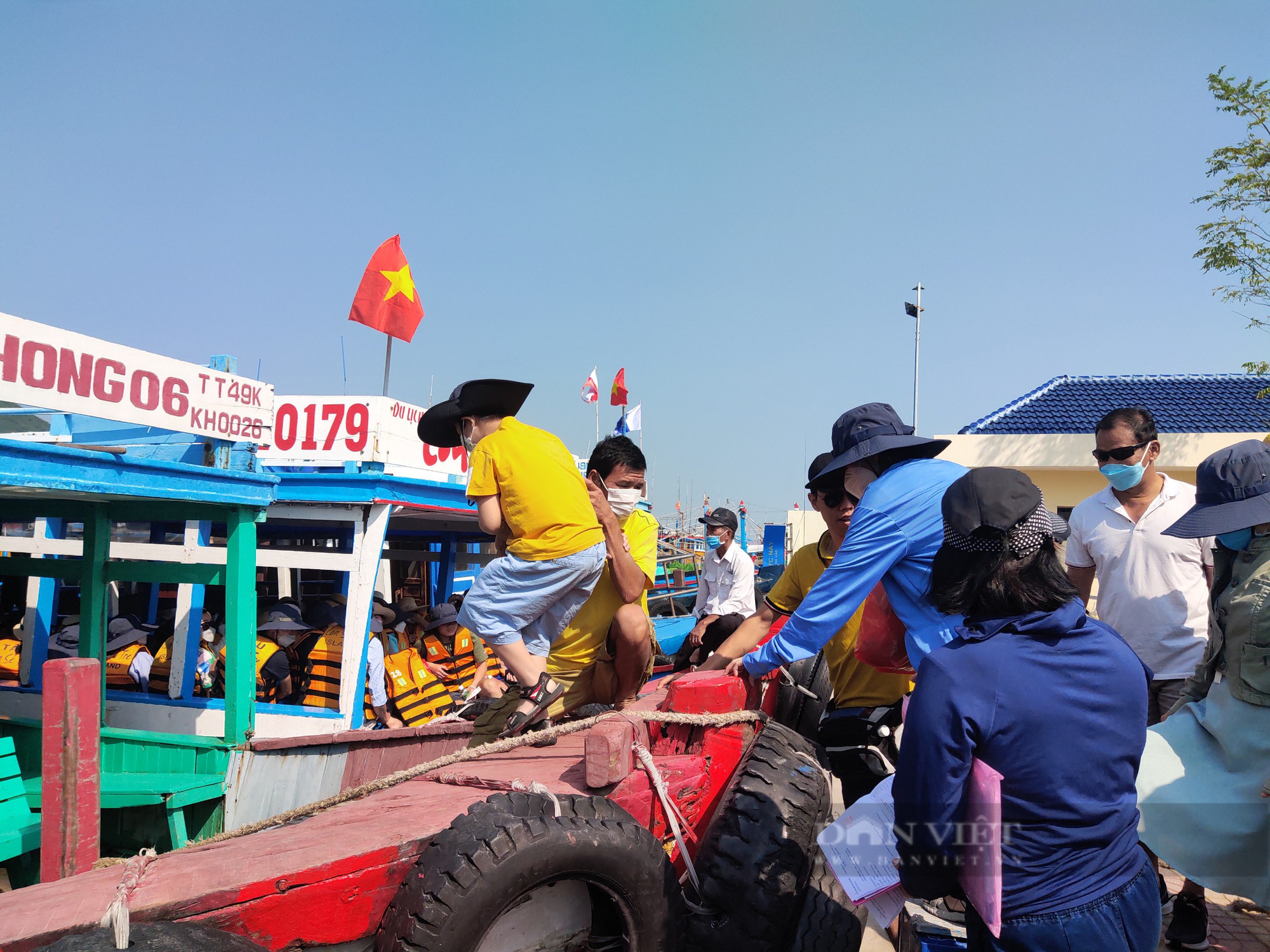 Nha Trang: Du khách đến các tour đảo ngay ngày đầu nghỉ lễ đông nườm nợp - Ảnh 3.