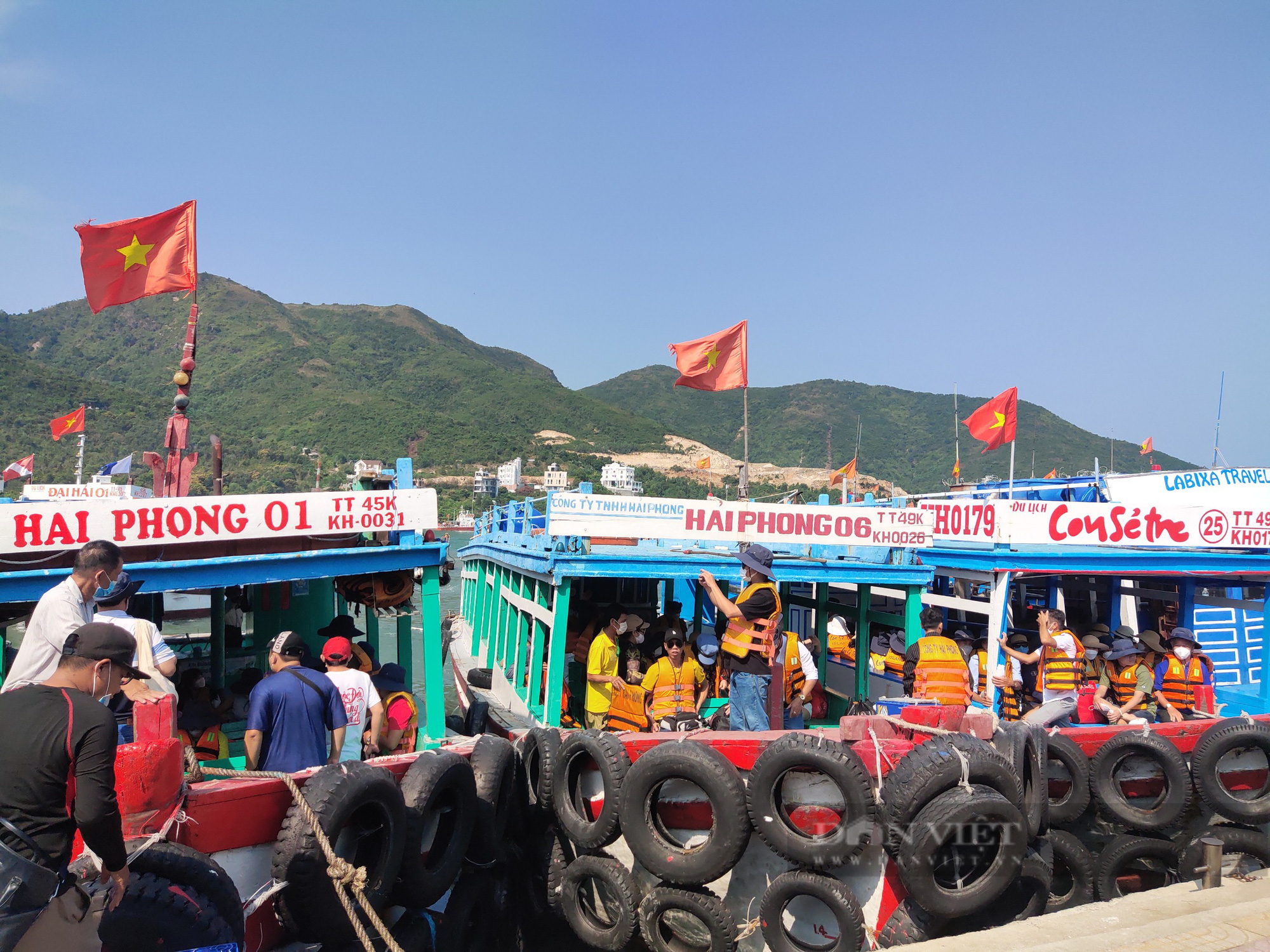 Nha Trang: Du khách đến các tour đảo ngay ngày đầu nghỉ lễ đông nườm nợp - Ảnh 2.
