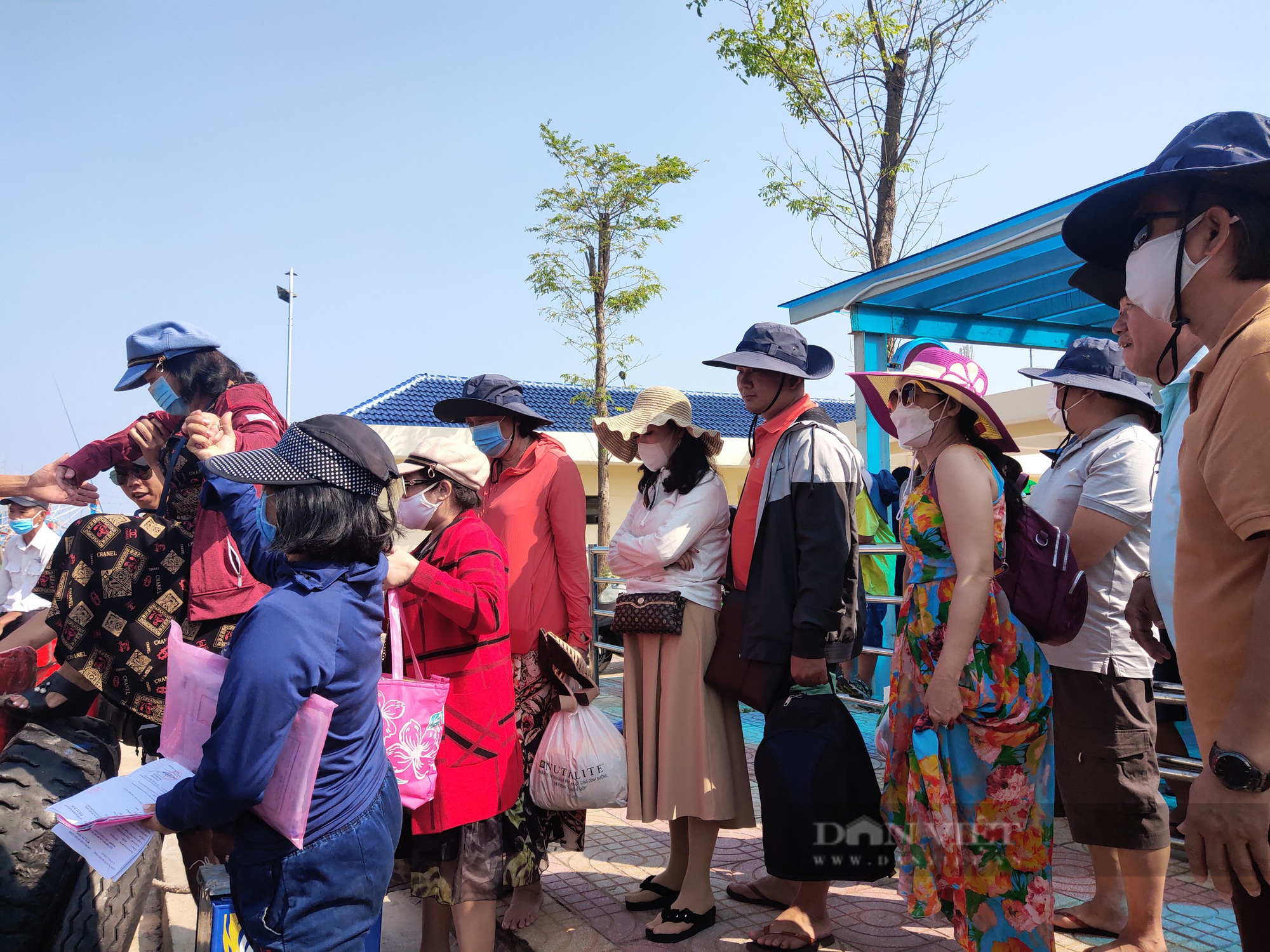 Nha Trang: Du khách đến các tour đảo ngay ngày đầu nghỉ lễ đông nườm nợp - Ảnh 1.