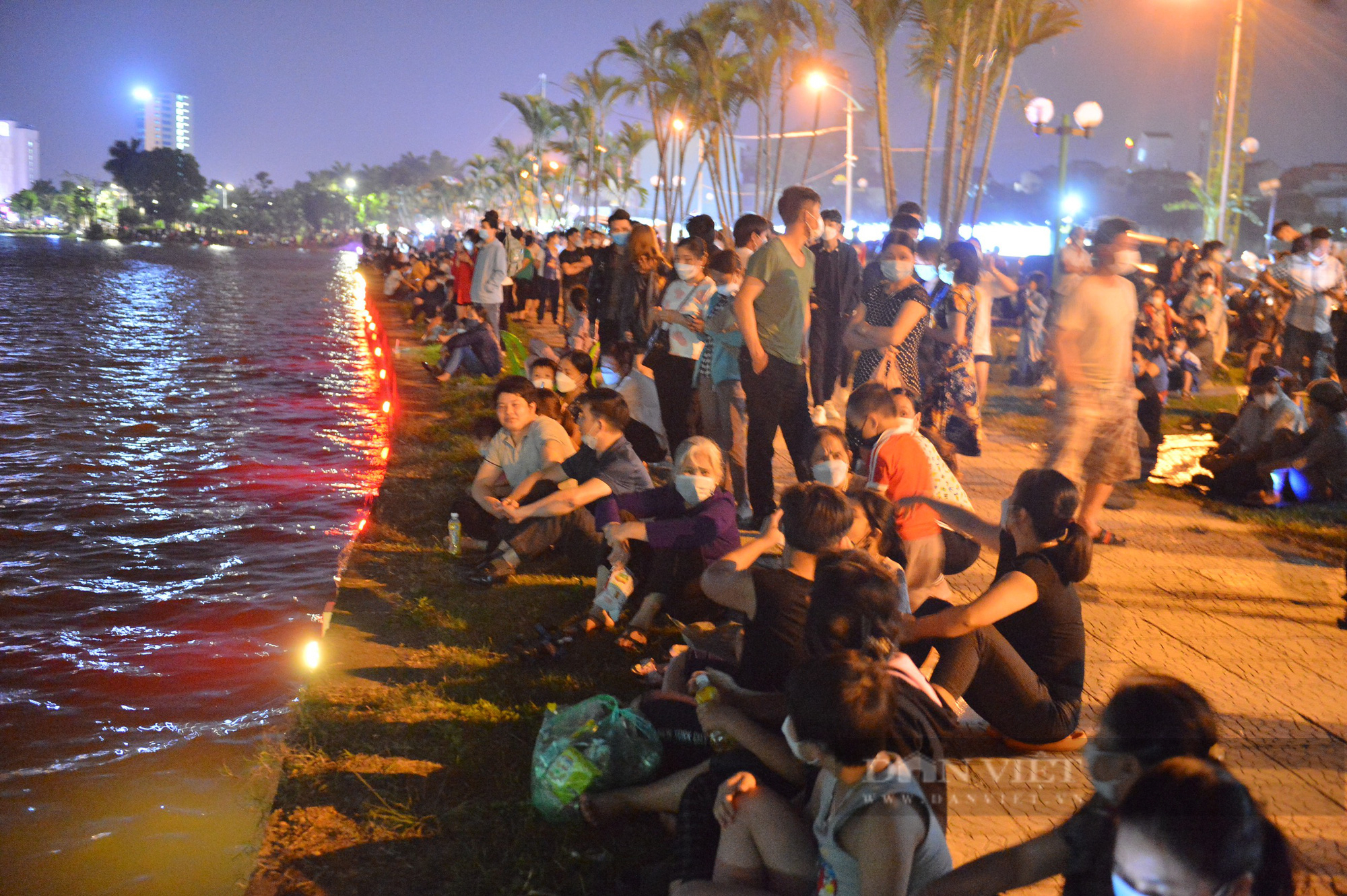 Biển người chen chân về công viên Văn Lang xem màn bắn pháo hoa dịp Giỗ Tổ - Ảnh 3.