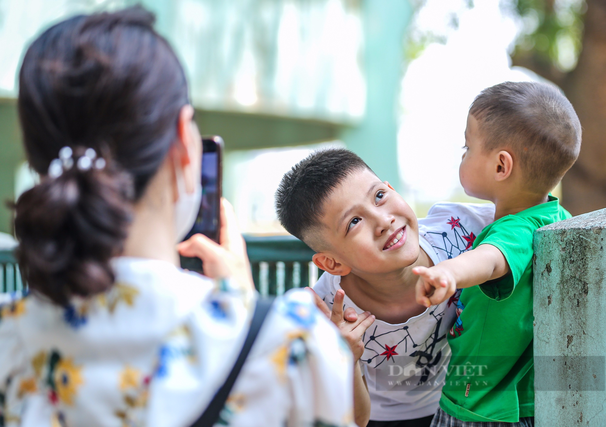 Người Hà Nội mang phích nước pha mì tôm, thoả sức vui chơi ở Công viên Thủ Lệ dịp nghỉ lễ 10/3 - Ảnh 6.