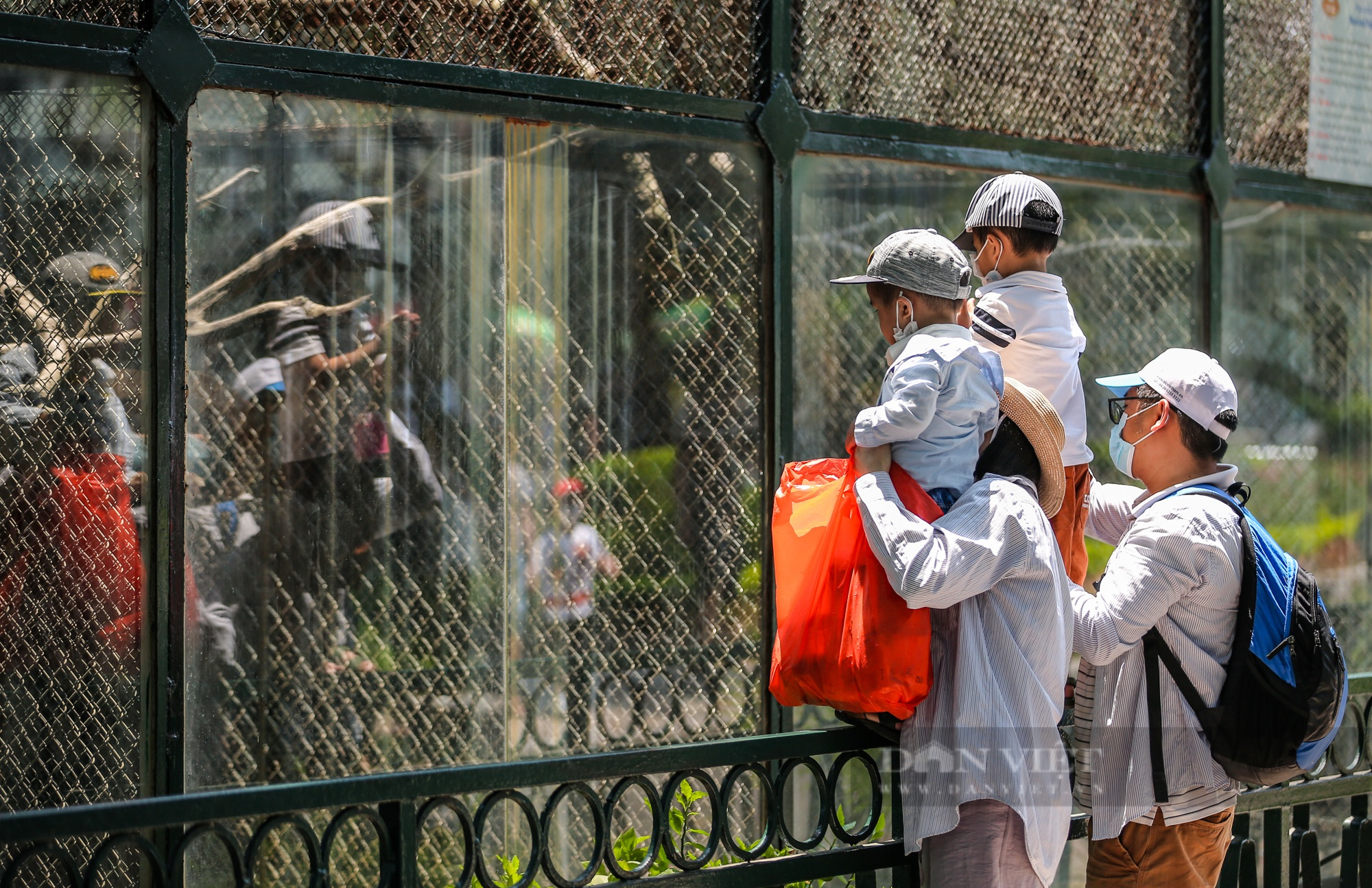Người Hà Nội mang phích nước pha mì tôm, thoả sức vui chơi ở Công viên Thủ Lệ dịp nghỉ lễ 10/3 - Ảnh 12.