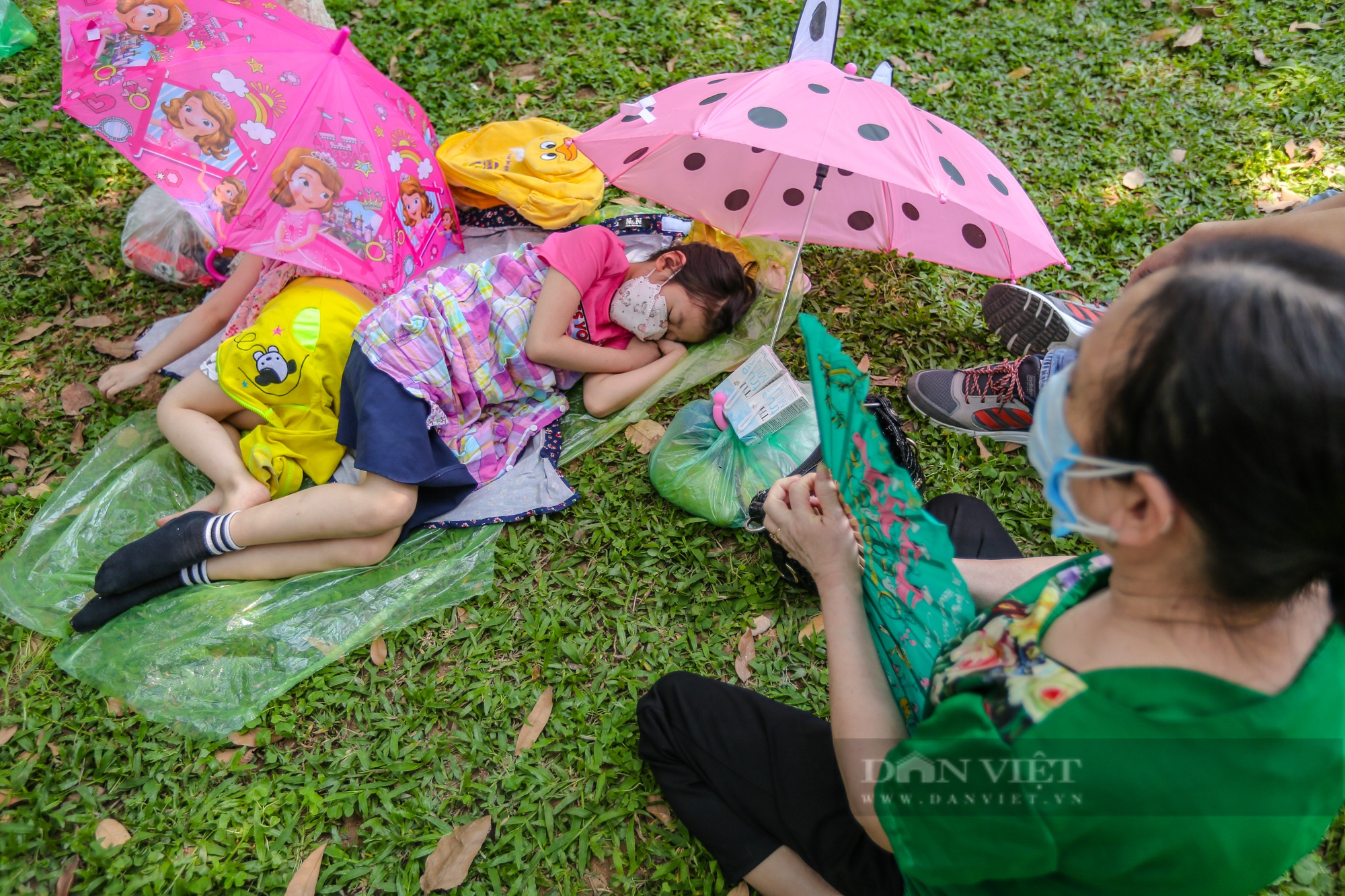 Người Hà Nội mang phích nước pha mì tôm, thoả sức vui chơi ở Công viên Thủ Lệ dịp nghỉ lễ 10/3 - Ảnh 10.