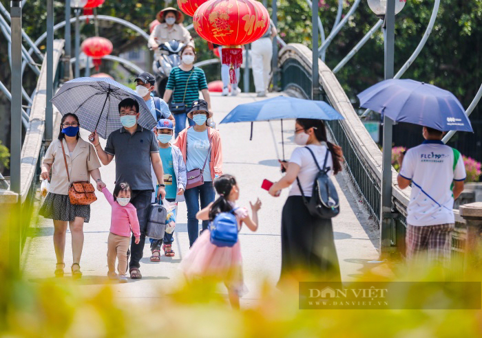 Người Hà Nội mang phích nước pha mì tôm, thoả sức vui chơi ở Công viên Thủ Lệ dịp nghỉ lễ 10/3 - Ảnh 1.