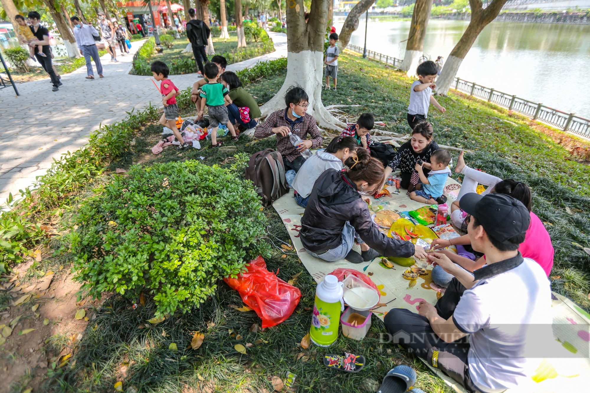 Người Hà Nội mang phích nước pha mì tôm, thoả sức vui chơi ở Công viên Thủ Lệ dịp nghỉ lễ 10/3 - Ảnh 13.
