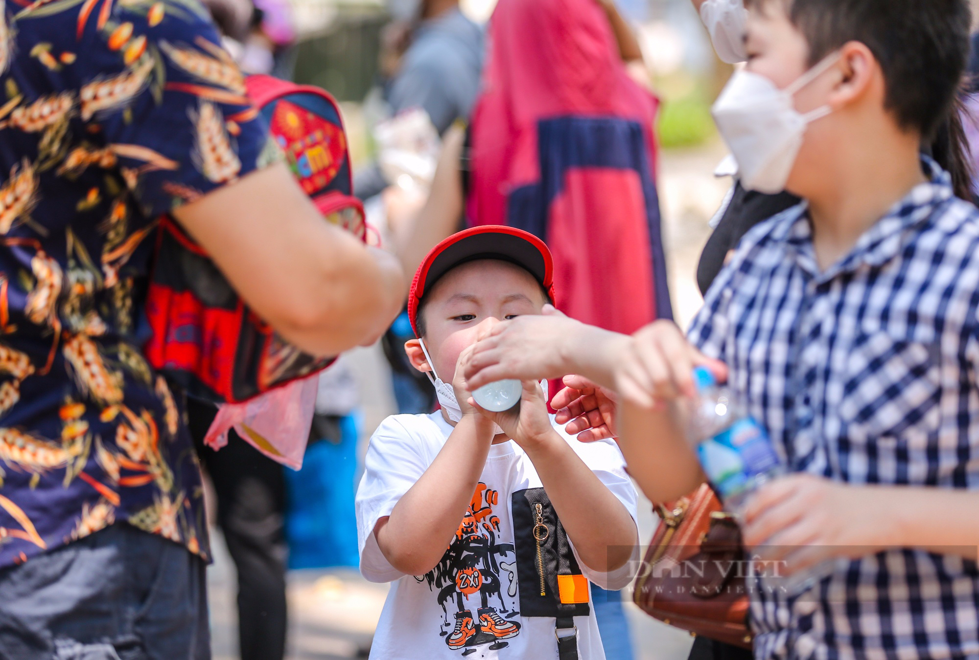 Người Hà Nội mang phích nước pha mì tôm, thoả sức vui chơi ở Công viên Thủ Lệ dịp nghỉ lễ 10/3 - Ảnh 8.