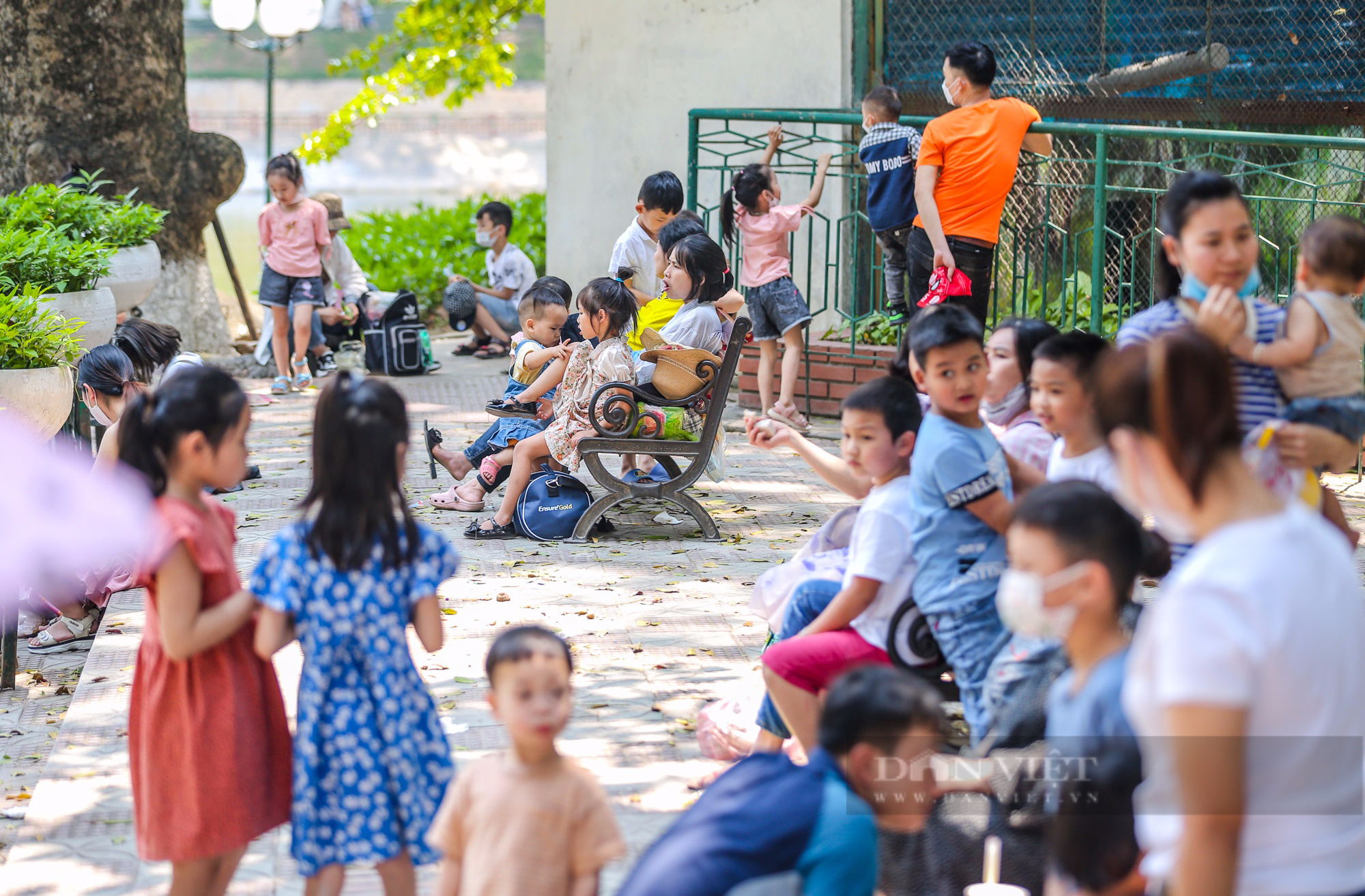 Người Hà Nội mang phích nước pha mì tôm, thoả sức vui chơi ở Công viên Thủ Lệ dịp nghỉ lễ 10/3 - Ảnh 3.