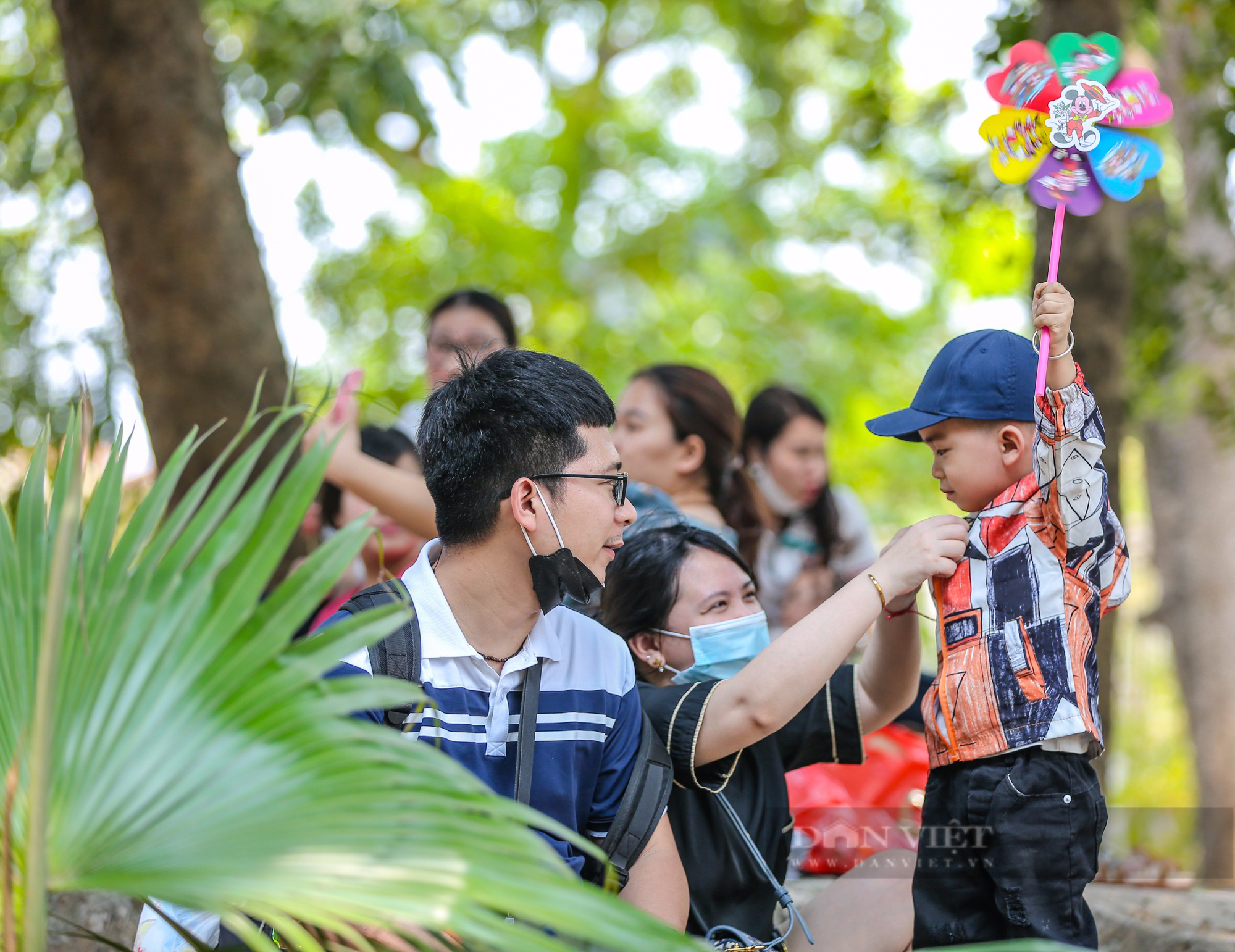 Người Hà Nội mang phích nước pha mì tôm, thoả sức vui chơi ở Công viên Thủ Lệ dịp nghỉ lễ 10/3 - Ảnh 4.