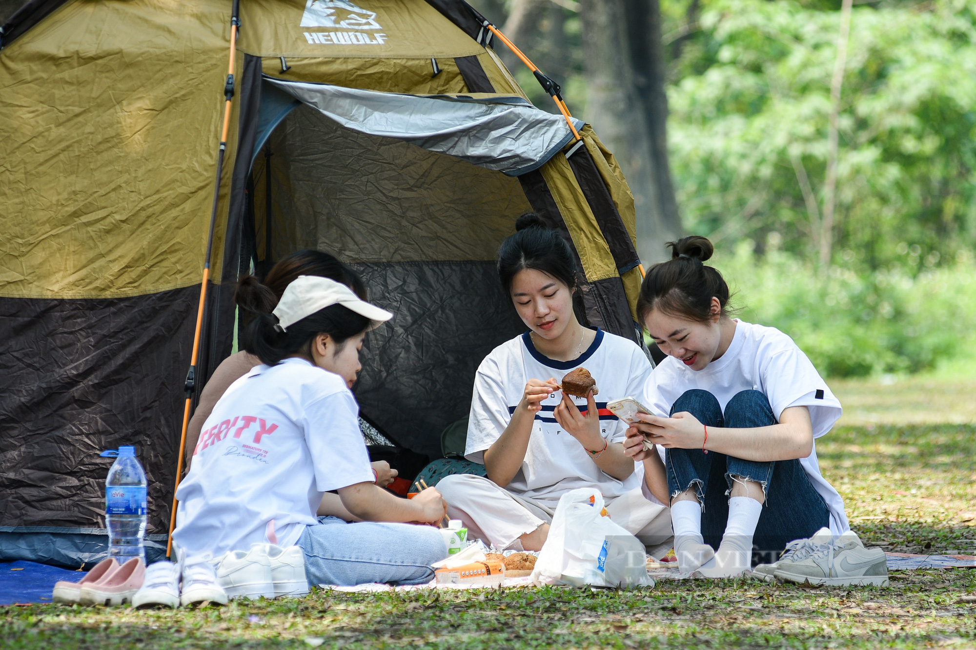 Dòng người đổ về công viên Thủ Lệ vui chơi dịp nghỉ lễ Giỗ Tổ Hùng Vương - Ảnh 12.