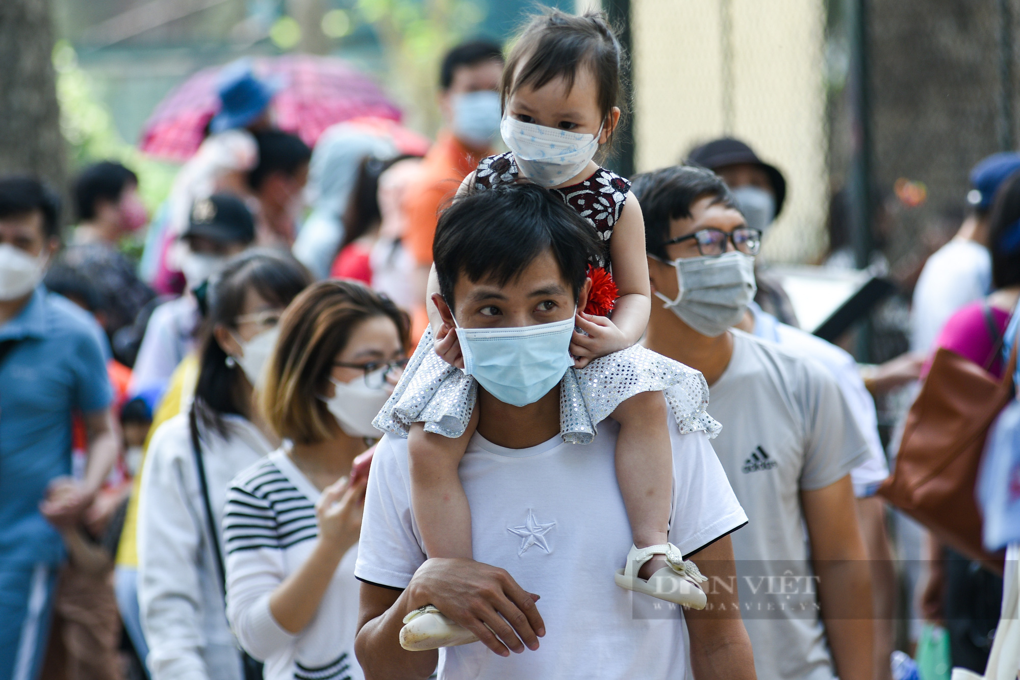 Dòng người đổ về công viên Thủ Lệ vui chơi dịp nghỉ lễ Giỗ Tổ Hùng Vương - Ảnh 5.