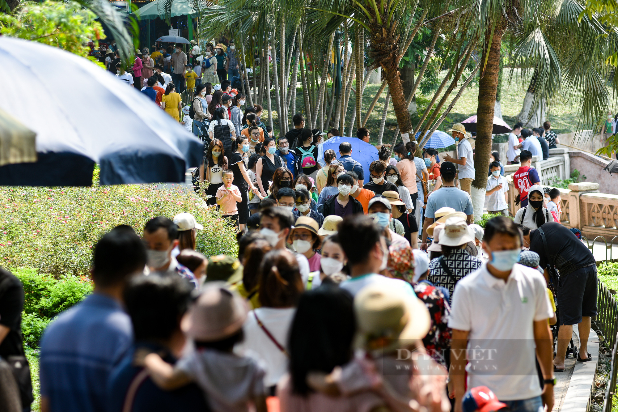 Dòng người đổ về công viên Thủ Lệ vui chơi dịp nghỉ lễ Giỗ Tổ Hùng Vương - Ảnh 2.