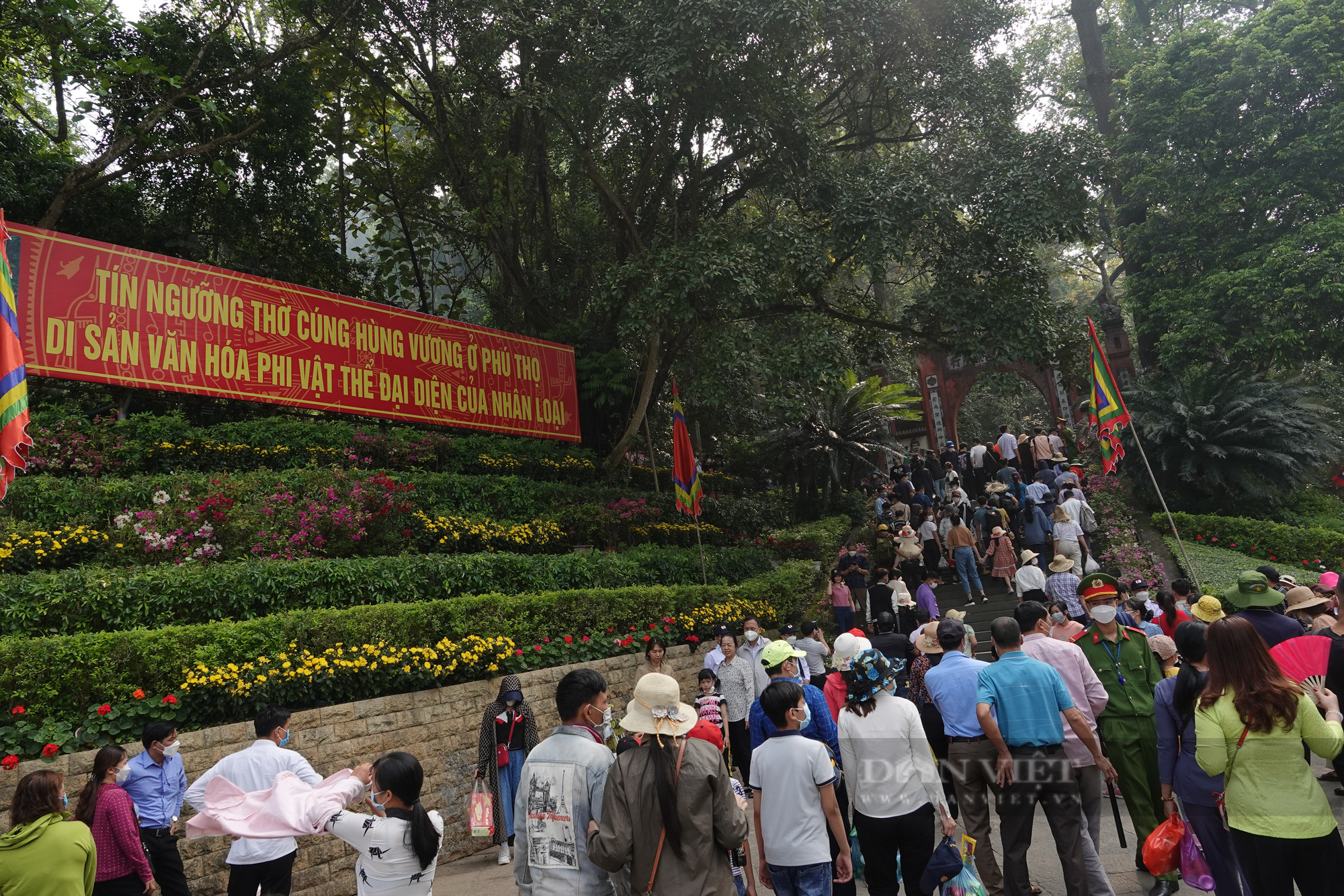 Hàng vạn người dân chen chân lên đền Hùng dâng hương trước ngày chính lễ - Ảnh 2.