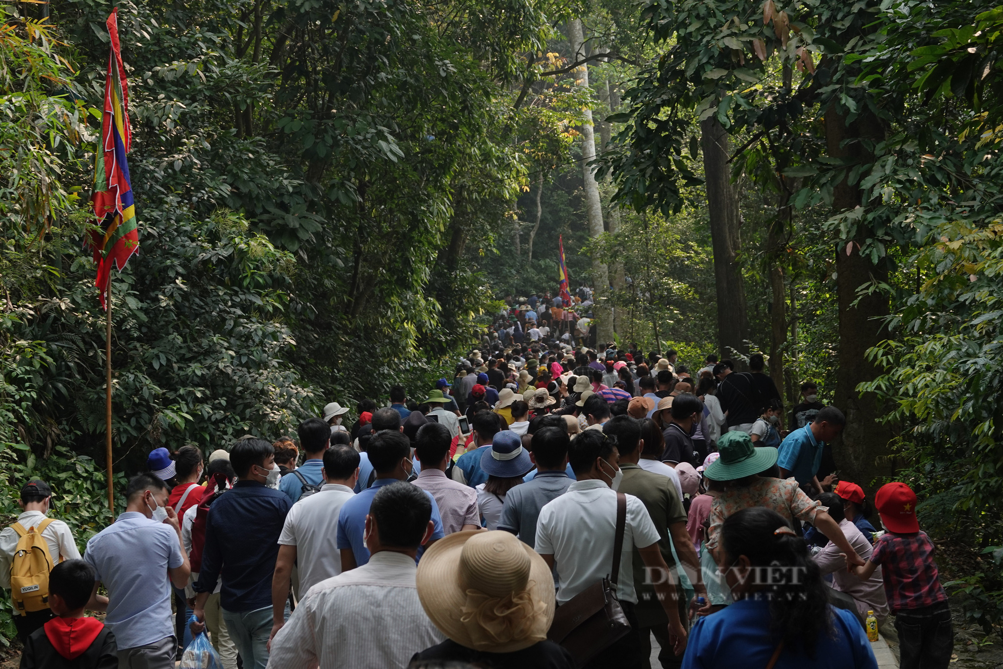Hàng vạn người dân chen chân lên đền Hùng dâng hương trước ngày chính lễ - Ảnh 5.