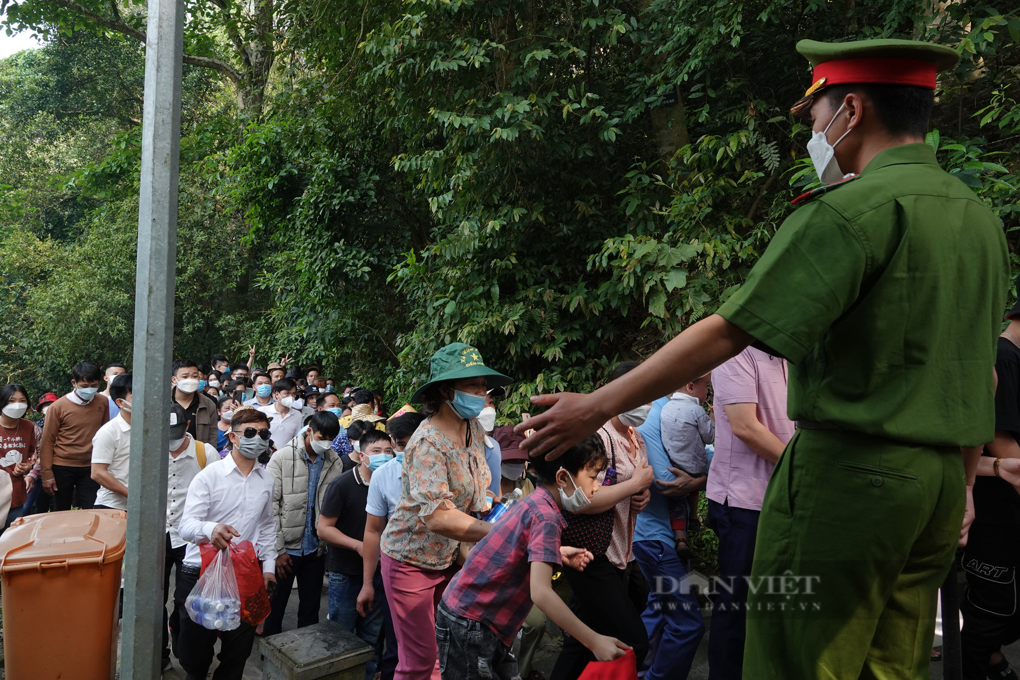 Hàng vạn người dân chen chân lên đền Hùng dâng hương trước ngày chính lễ - Ảnh 3.