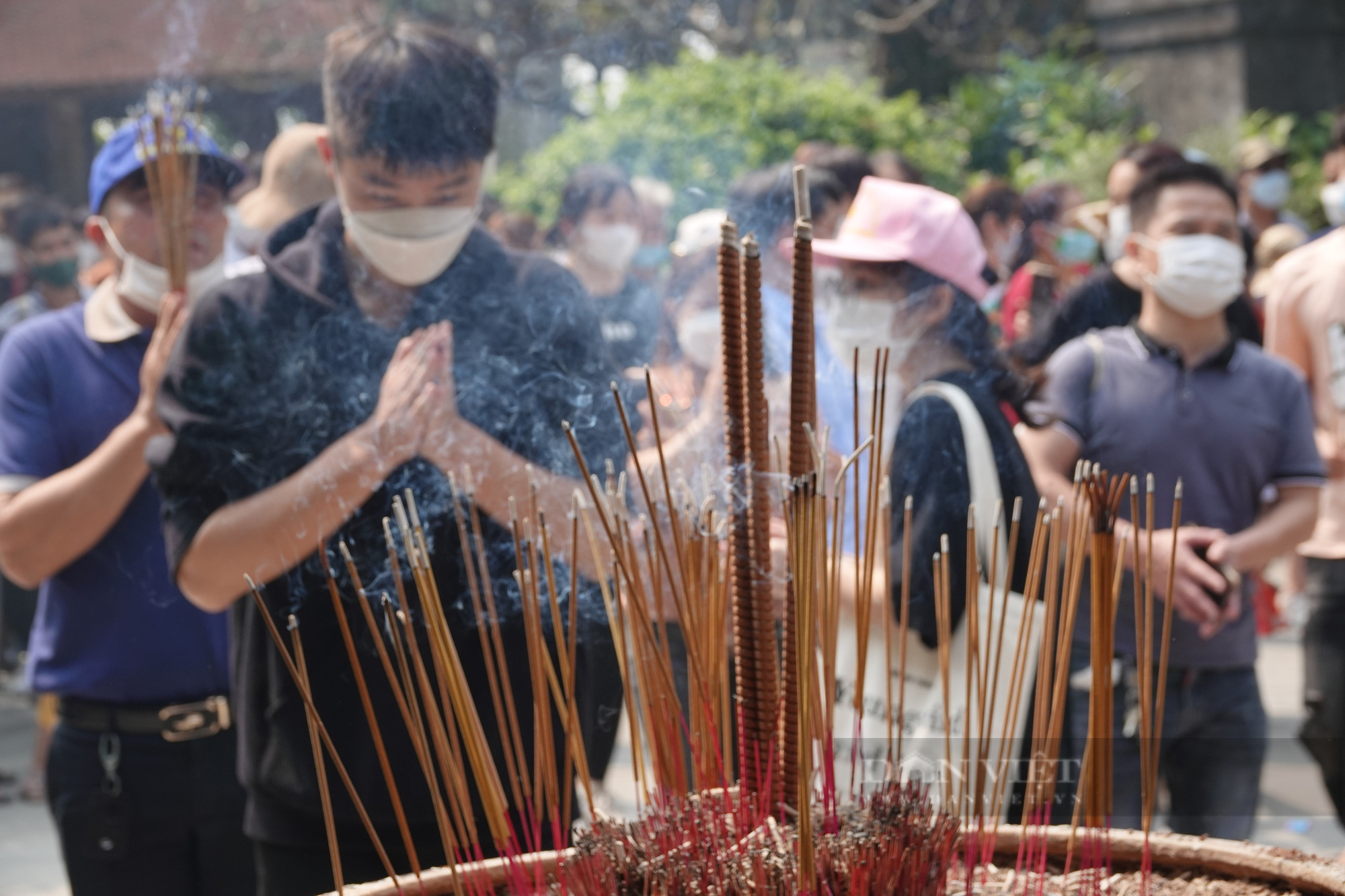 Hàng vạn người dân chen chân lên đền Hùng dâng hương trước ngày chính lễ - Ảnh 6.