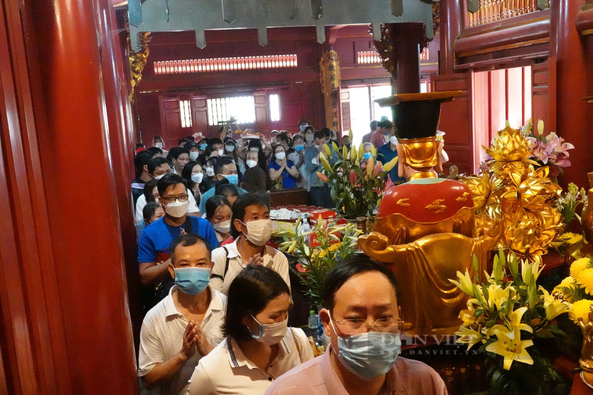 Hàng vạn người dân chen chân lên đền Hùng dâng hương trước ngày chính lễ - Ảnh 8.