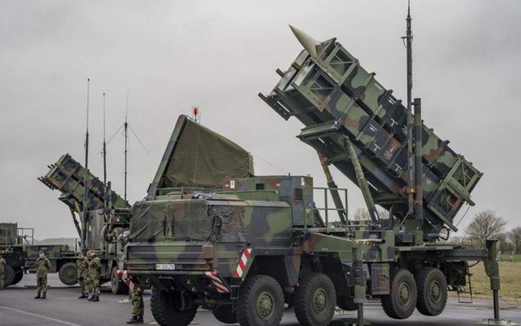 Slovakia vừa bí mật chuyển &quot;rồng lửa&quot; S-300 cho Ukraine, Mỹ đã vội đưa &quot;rồng lửa&quot; Patriot đến sát sườn đông để làm gì?