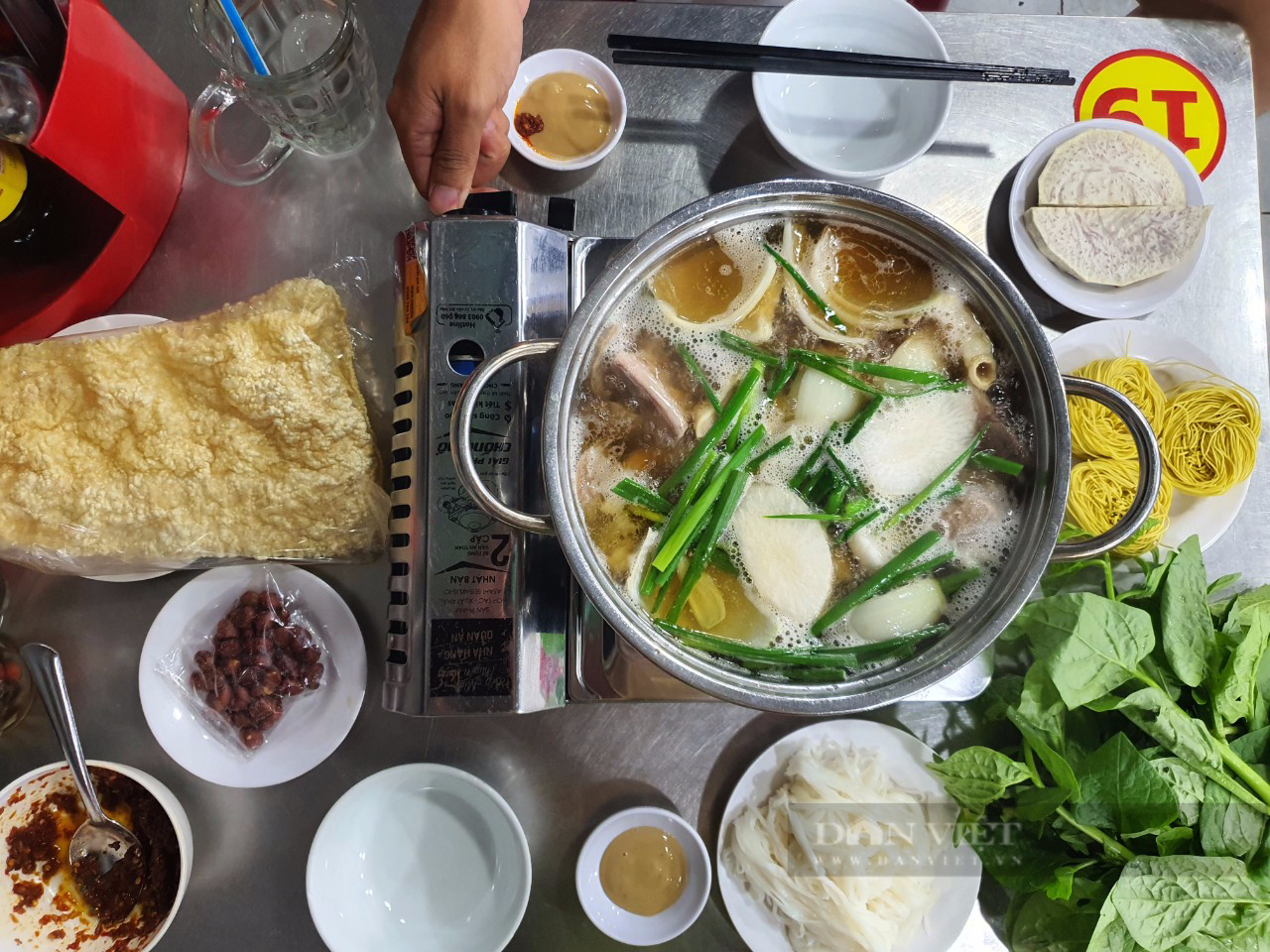 Ăn gì ở Sài Gòn: Ôm &quot;chiếc bụng đói&quot; đến quán lẩu bò nức tiếng chợ Hồ Thị Kỷ và cái kết - Ảnh 5.