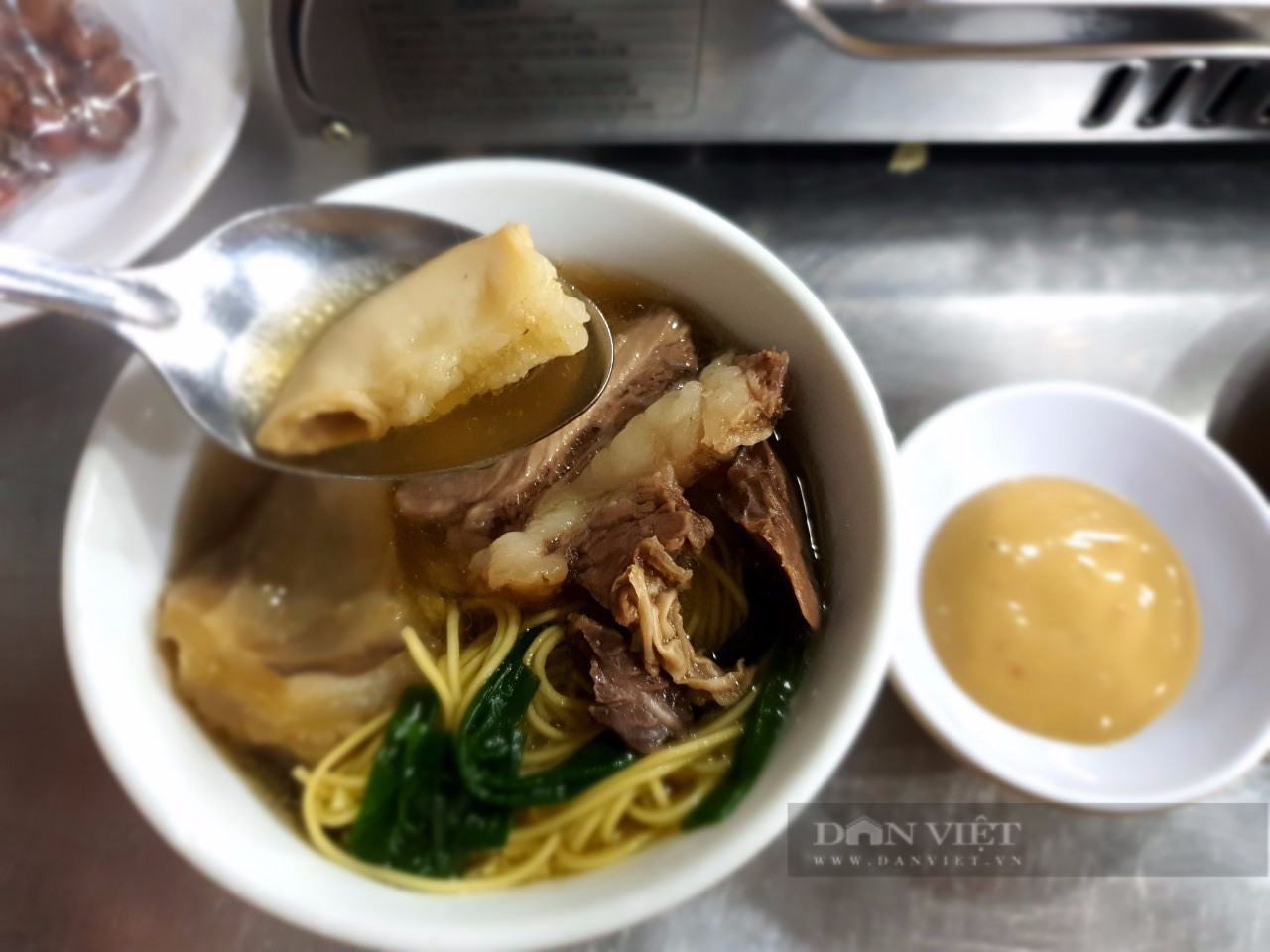 Ăn gì ở Sài Gòn: Ôm &quot;chiếc bụng đói&quot; đến quán lẩu bò nức tiếng chợ Hồ Thị Kỷ và cái kết - Ảnh 4.