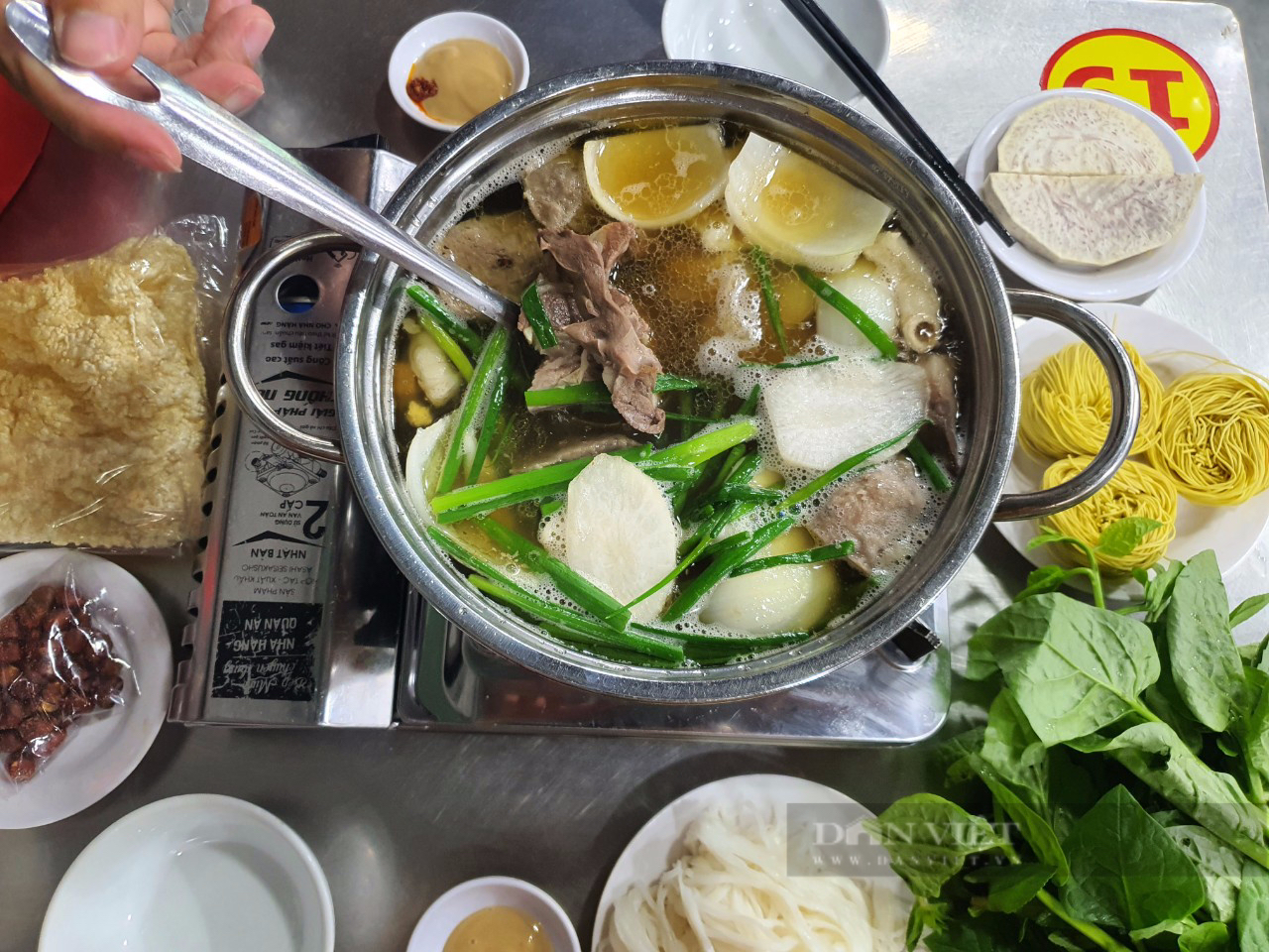 Ăn gì ở Sài Gòn: Ôm &quot;chiếc bụng đói&quot; đến quán lẩu bò nức tiếng chợ Hồ Thị Kỷ và cái kết - Ảnh 1.