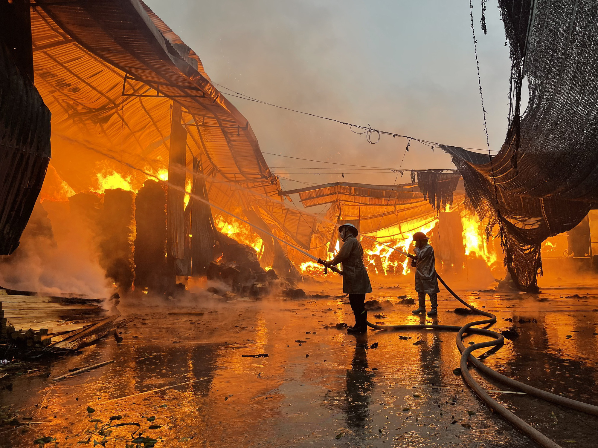 Gần 100 cảnh sát chữa cháy xưởng gỗ ở Hà Nội - Ảnh 1.