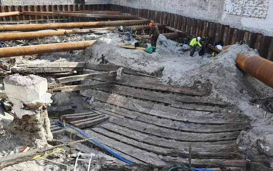 The 700-year-old ghost ship suddenly “crossed the air”, appearing in the middle of the city