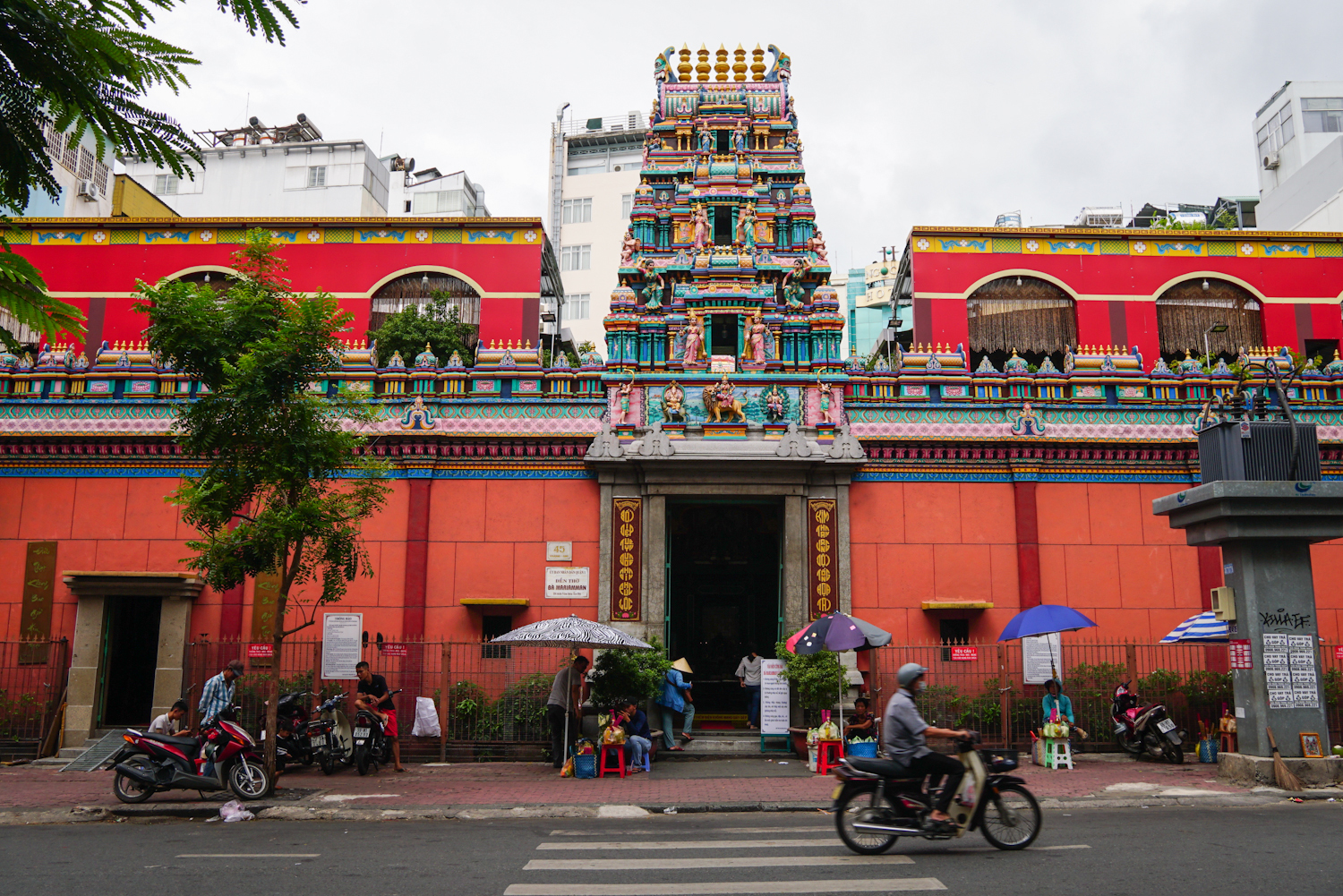 Độc đáo ngôi chùa Ấn giữa trung tâm Sài Gòn - Ảnh 1.