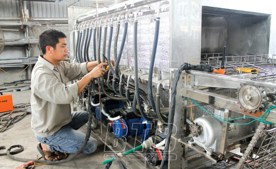 Anh nông dân Thái Bình sáng chế máy rửa bát công nghệ cao, bán khắp nơi, khiến cả làng phục lăn - Ảnh 1.