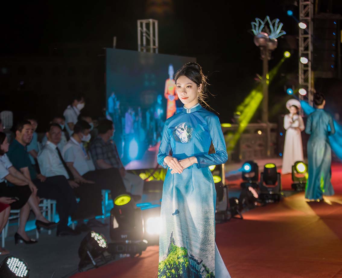 Ngan An Ao Dai shimmers on the night of the summer 2022 Mong Cai Festival - Photo 1.