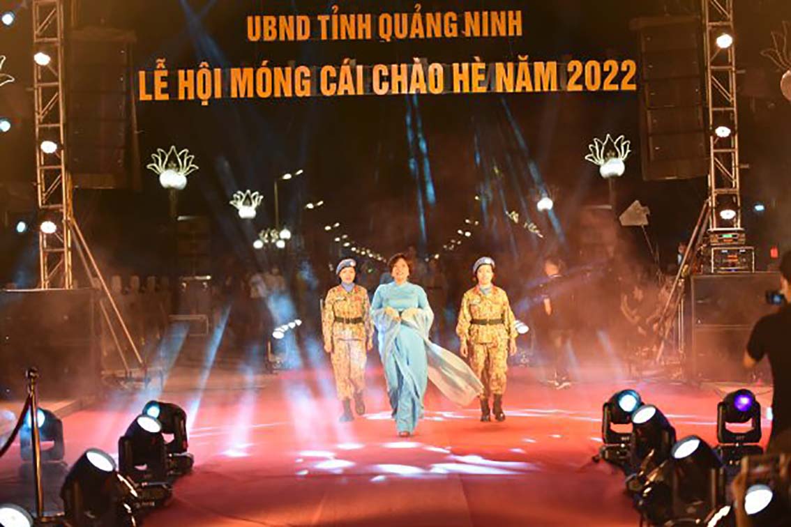 Ái dài Ngân An lung linh trong đêm Lễ hội Móng Cái Chào hè 2022 - Ảnh 4.