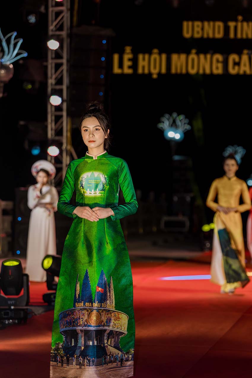 Ngan An Ao Dai shimmers on the night of the summer 2022 Mong Cai Festival - Photo 5.