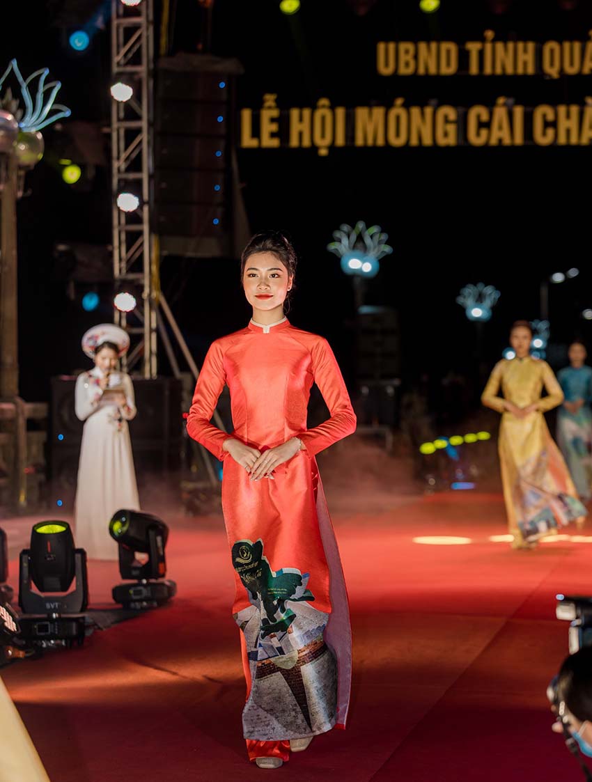 Ngan An Ao Dai shimmers on the night of the summer 2022 Mong Cai Festival - Photo 3.