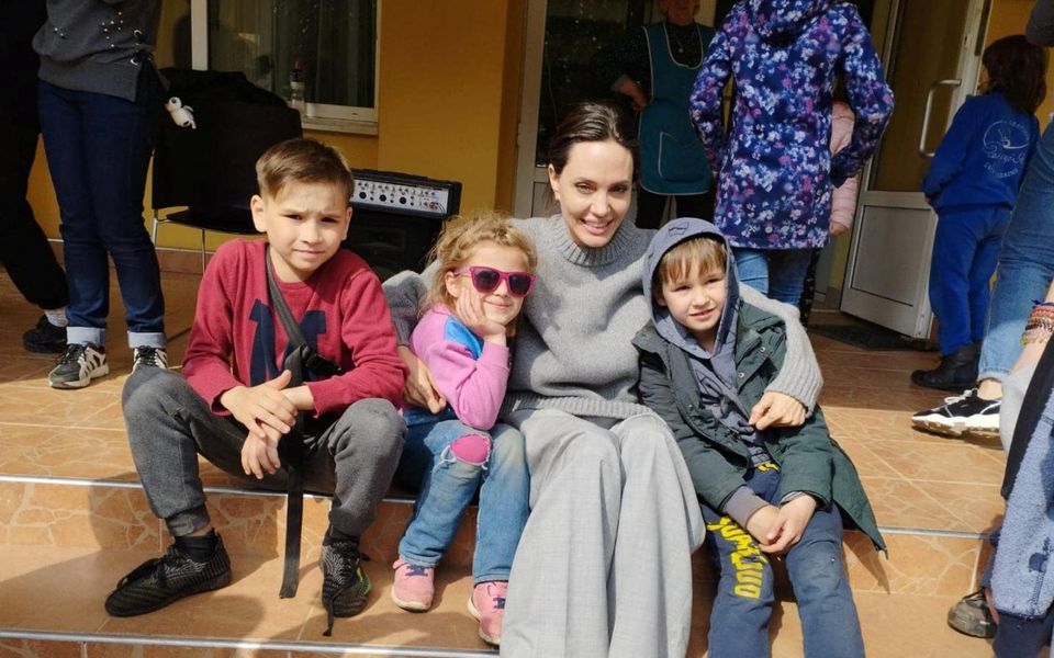 Siêu sao Angelina Jolie đến thăm Lviv, bất ngờ phải rời đi do còi báo động vang lên